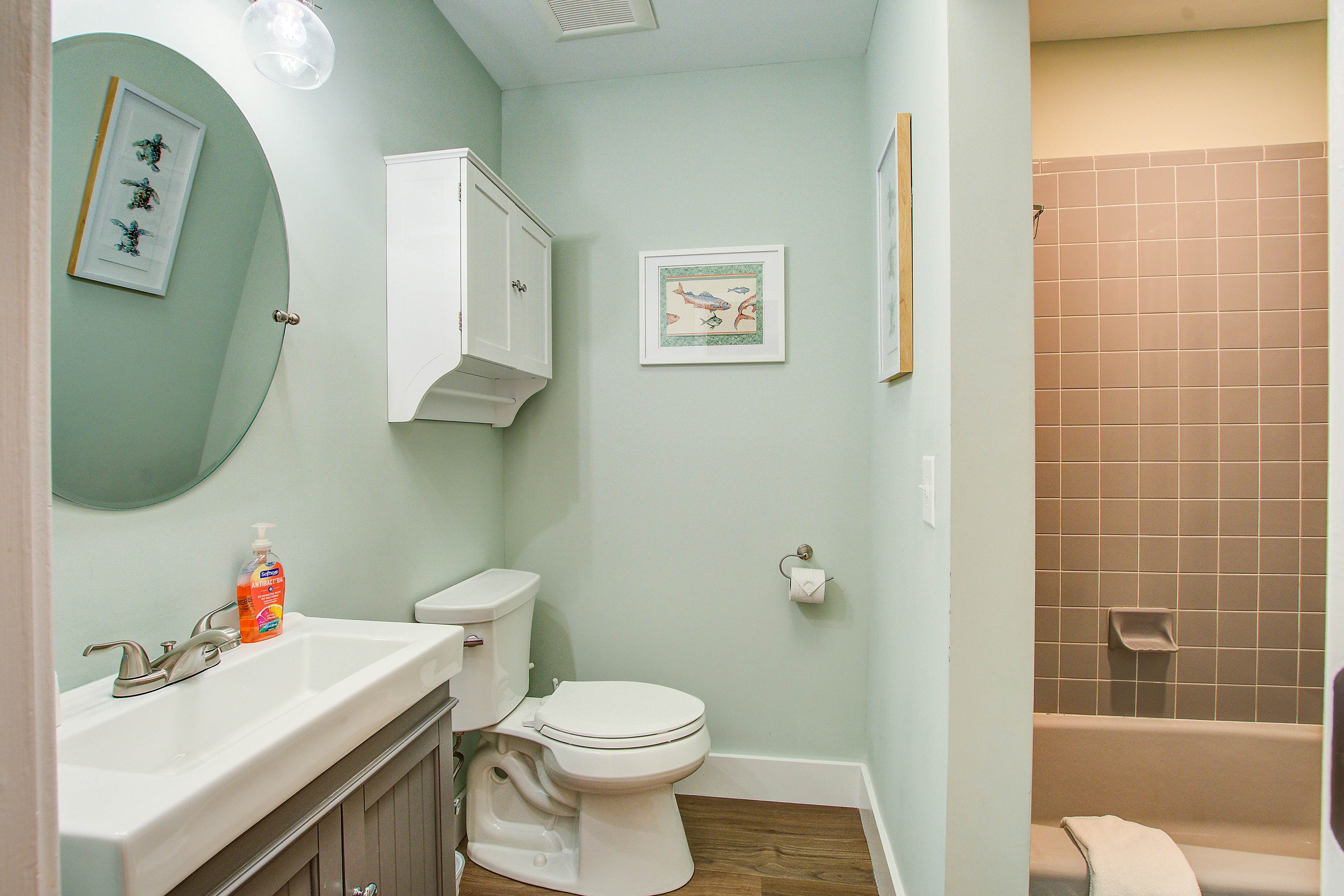 Spacious, dog-friendly home with screened porch, next to the beach path