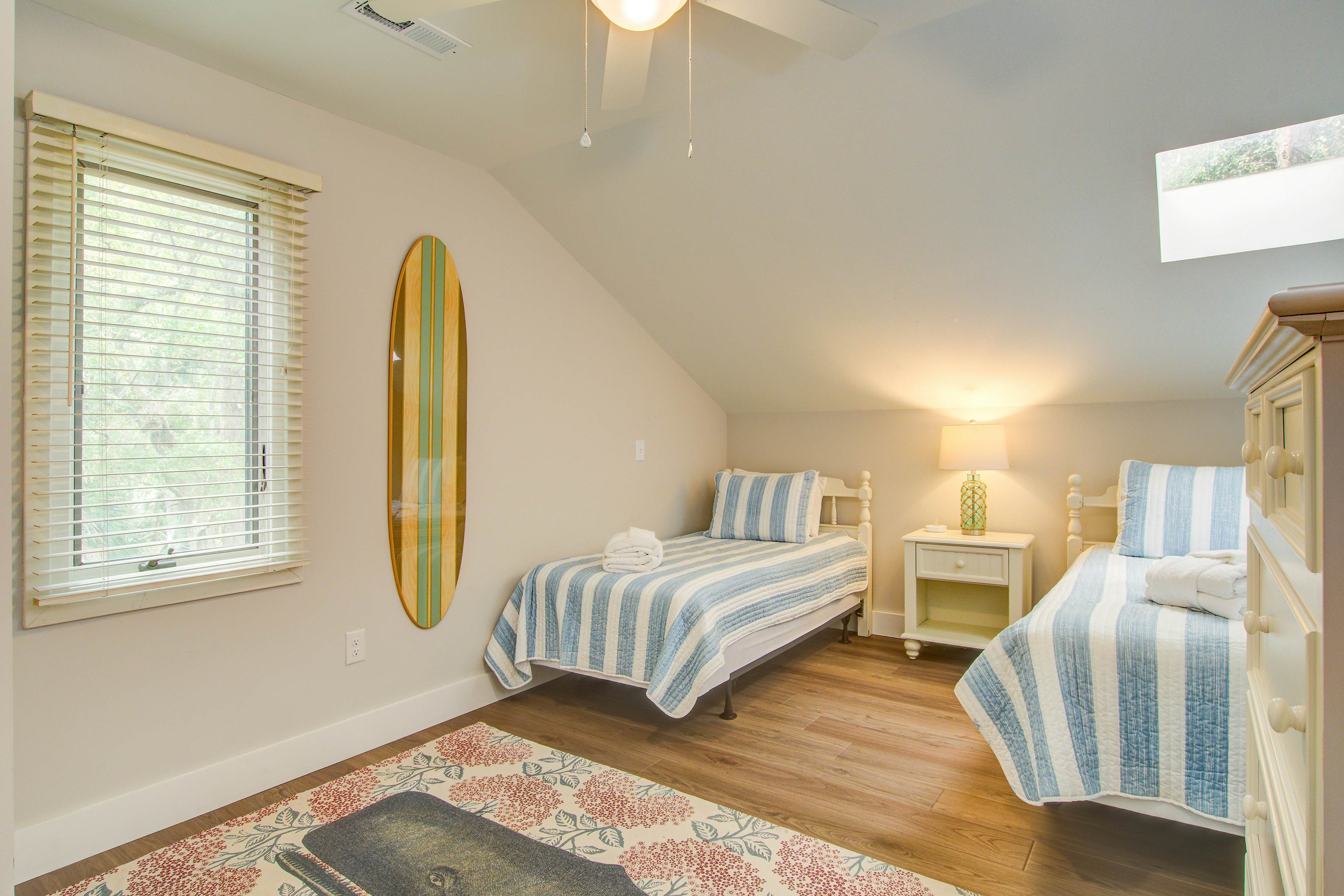 Spacious, dog-friendly home with screened porch, next to the beach path