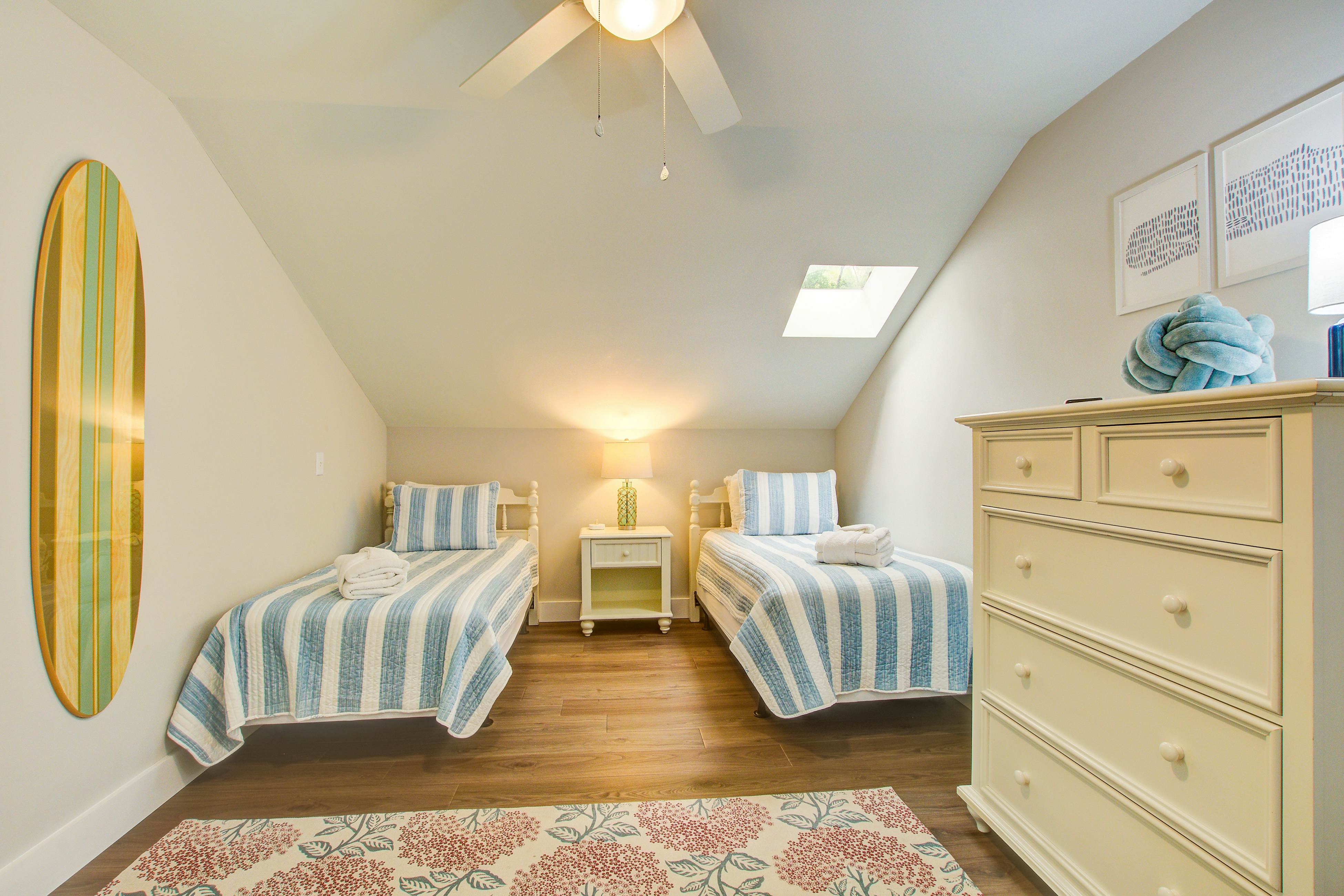 Spacious, dog-friendly home with screened porch, next to the beach path