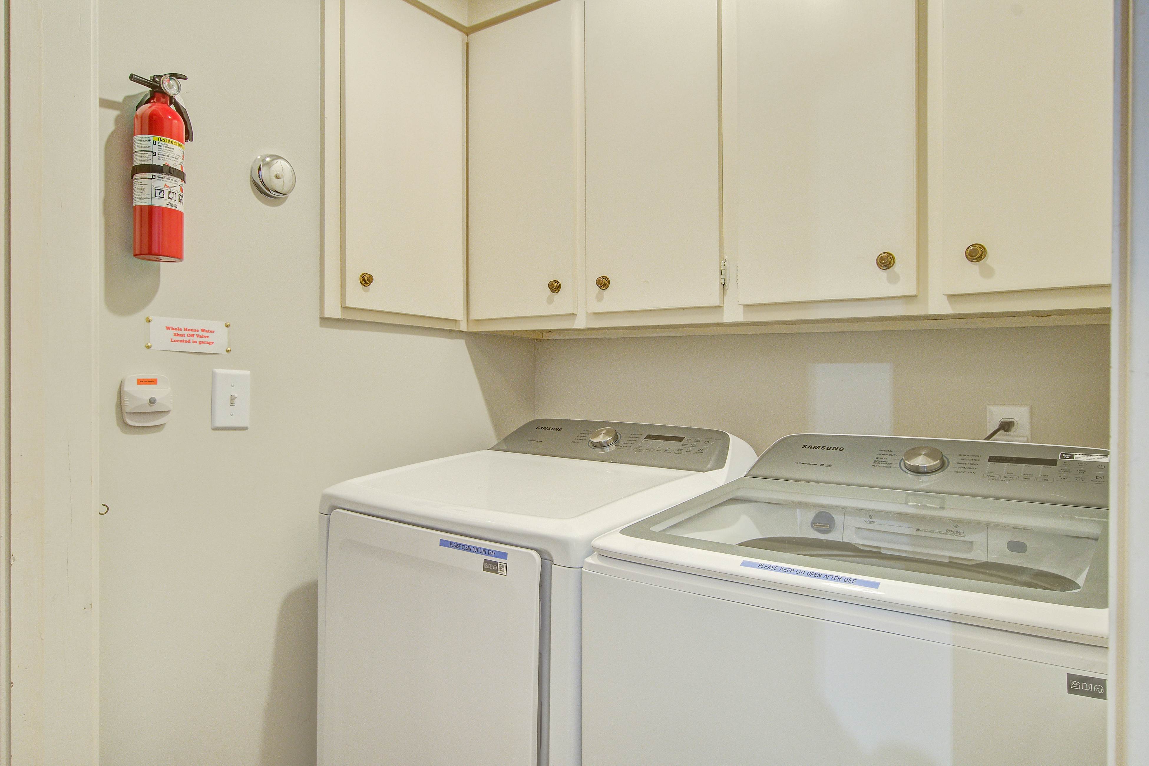 Spacious, dog-friendly home with screened porch, next to the beach path