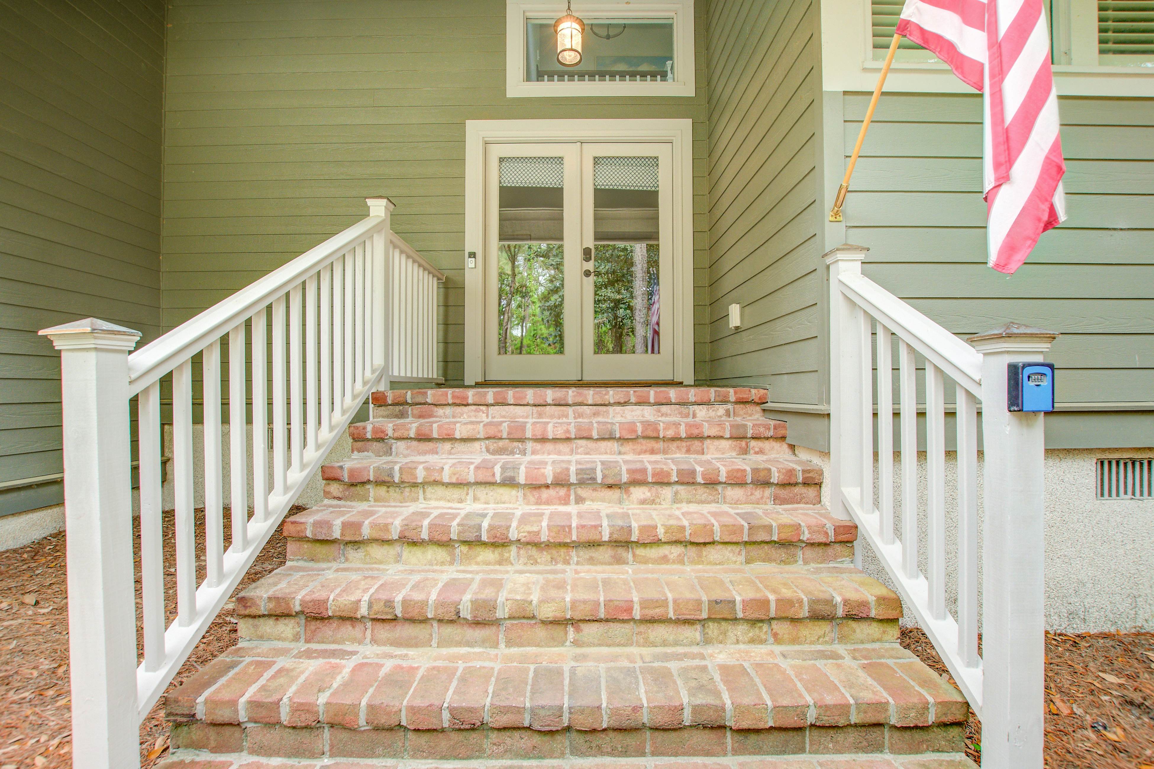 Spacious, dog-friendly home with screened porch, next to the beach path