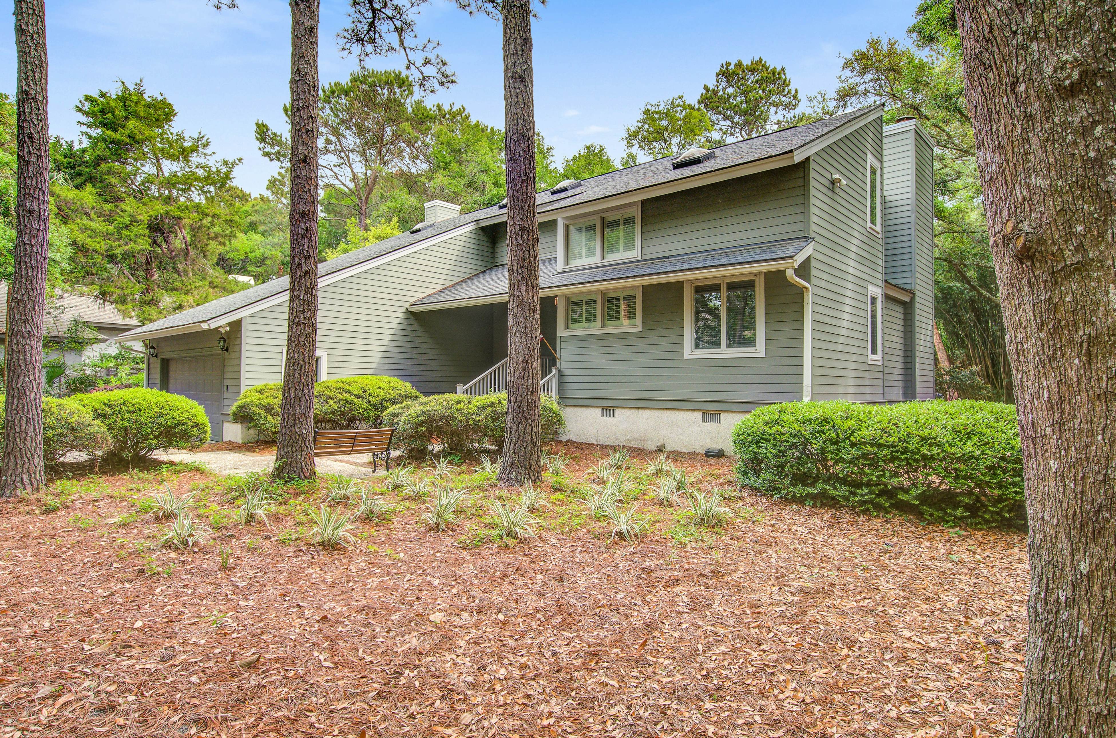 Spacious, dog-friendly home with screened porch, next to the beach path