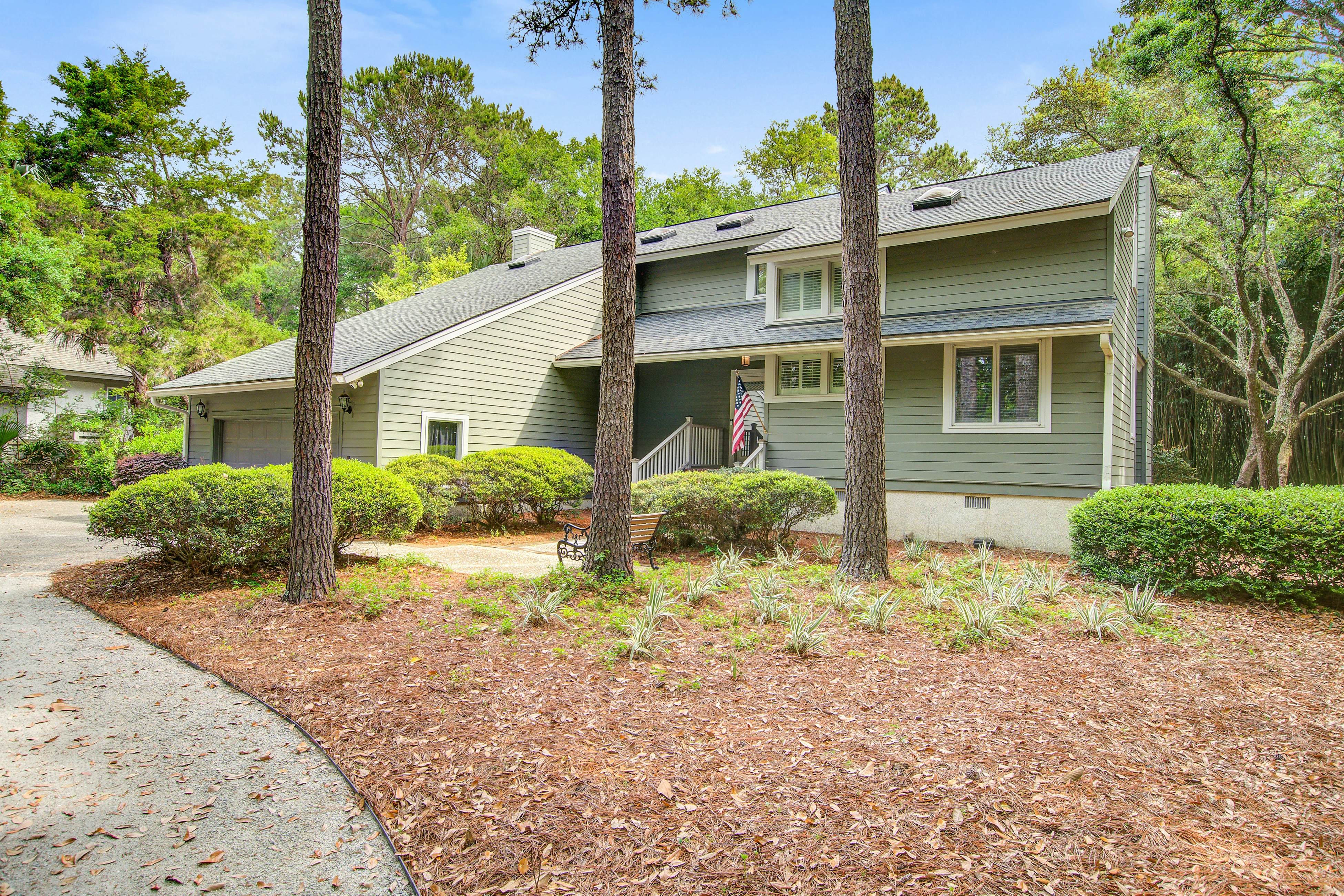 Spacious, dog-friendly home with screened porch, next to the beach path