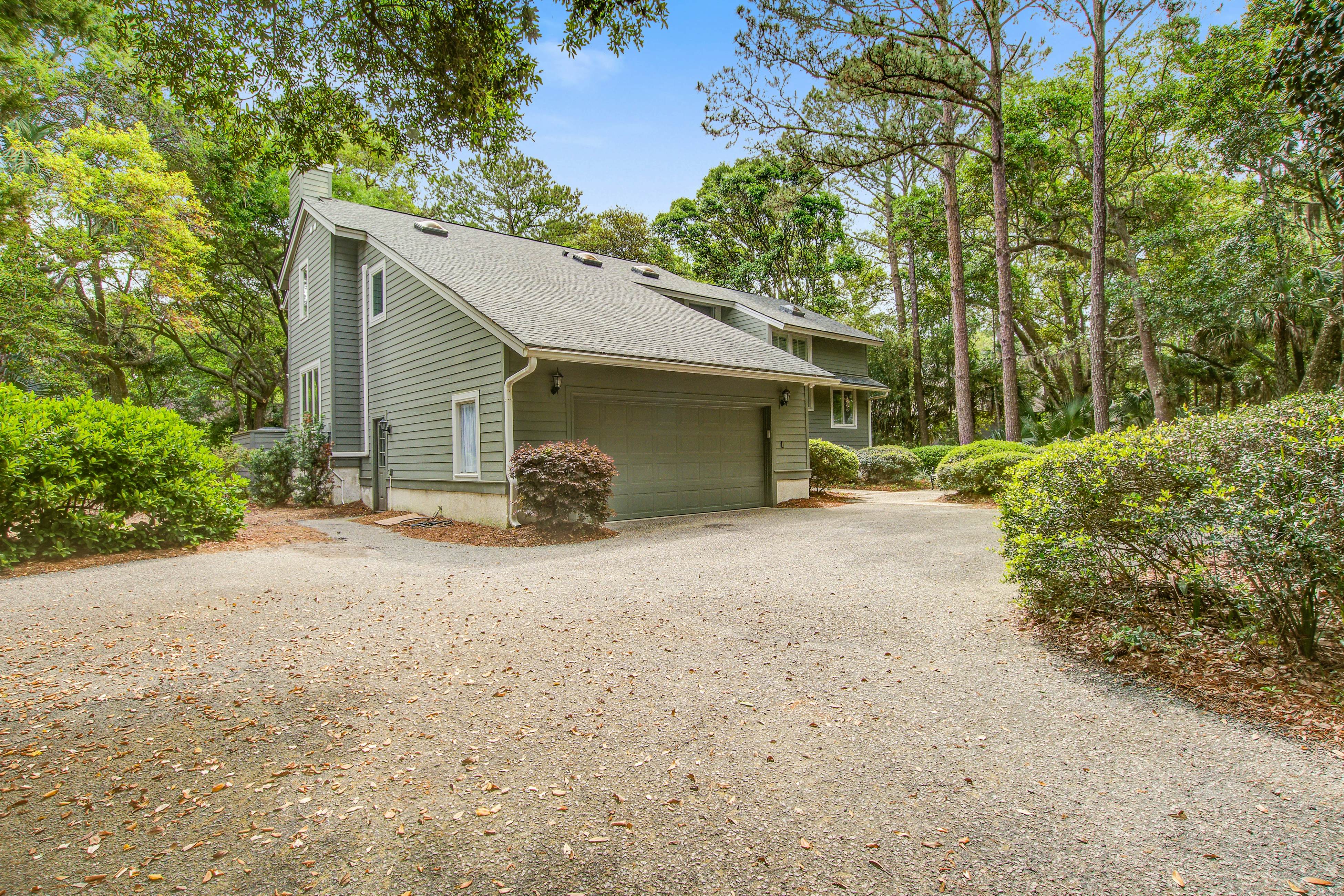 Spacious, dog-friendly home with screened porch, next to the beach path