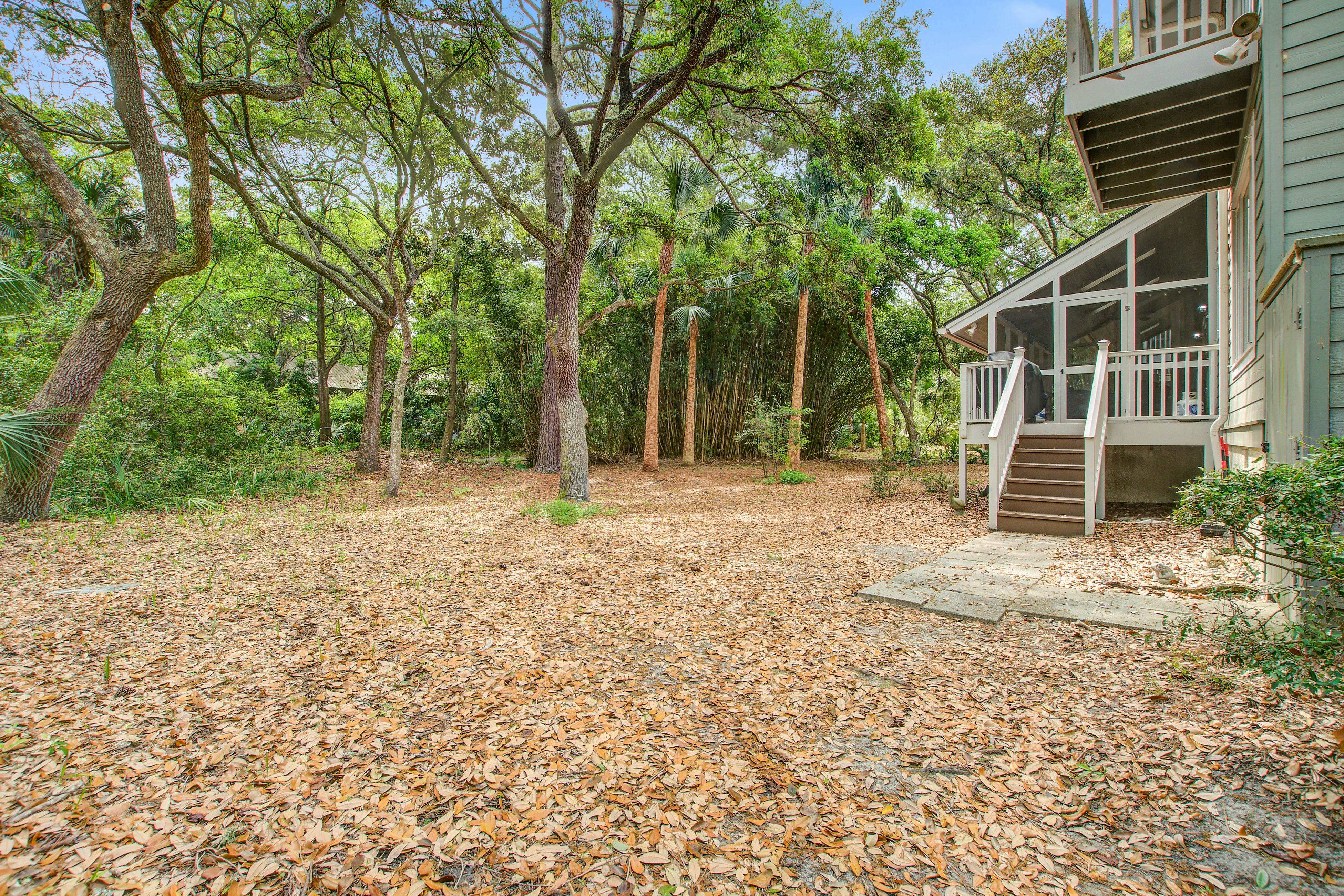 Spacious, dog-friendly home with screened porch, next to the beach path