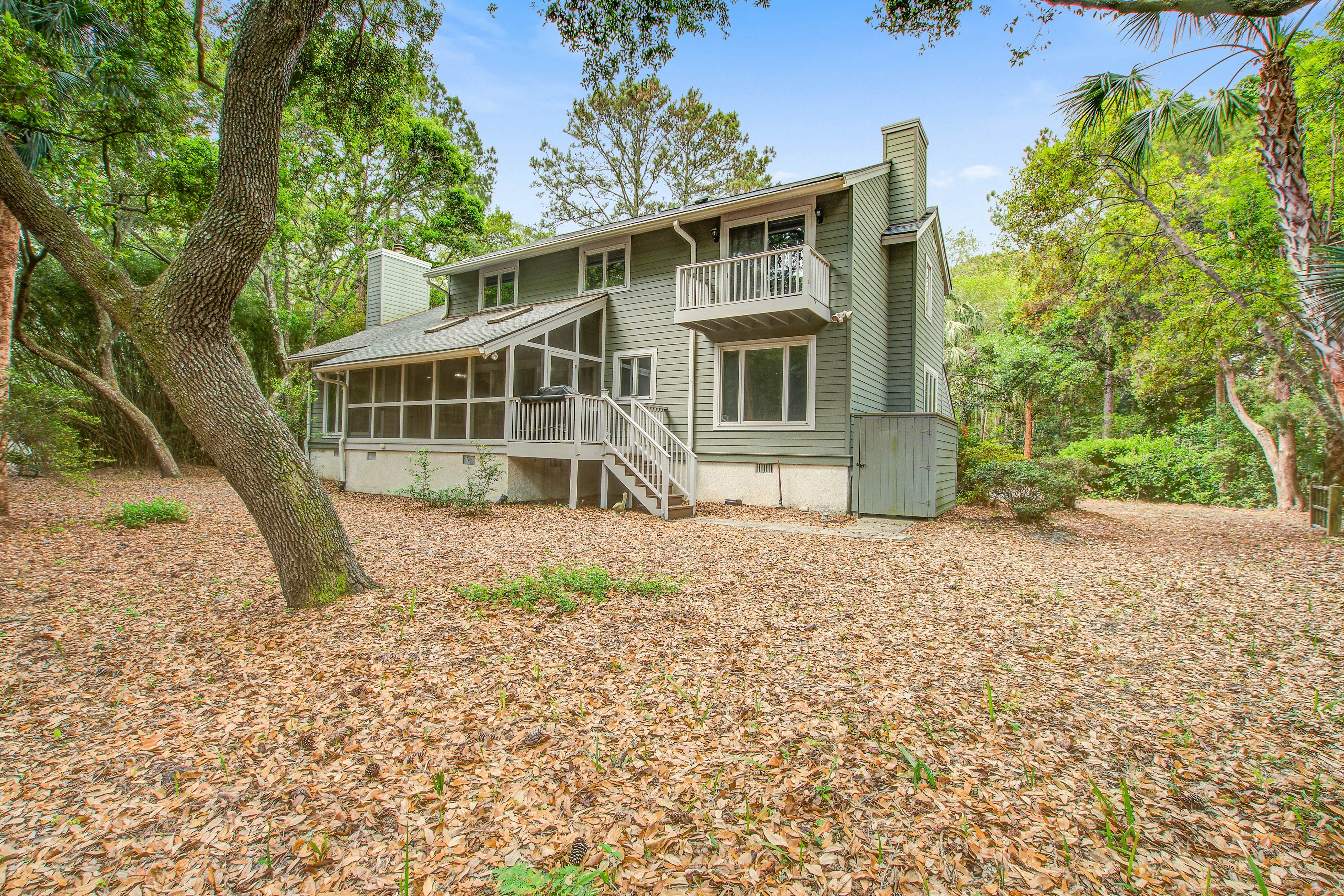 Spacious, dog-friendly home with screened porch, next to the beach path