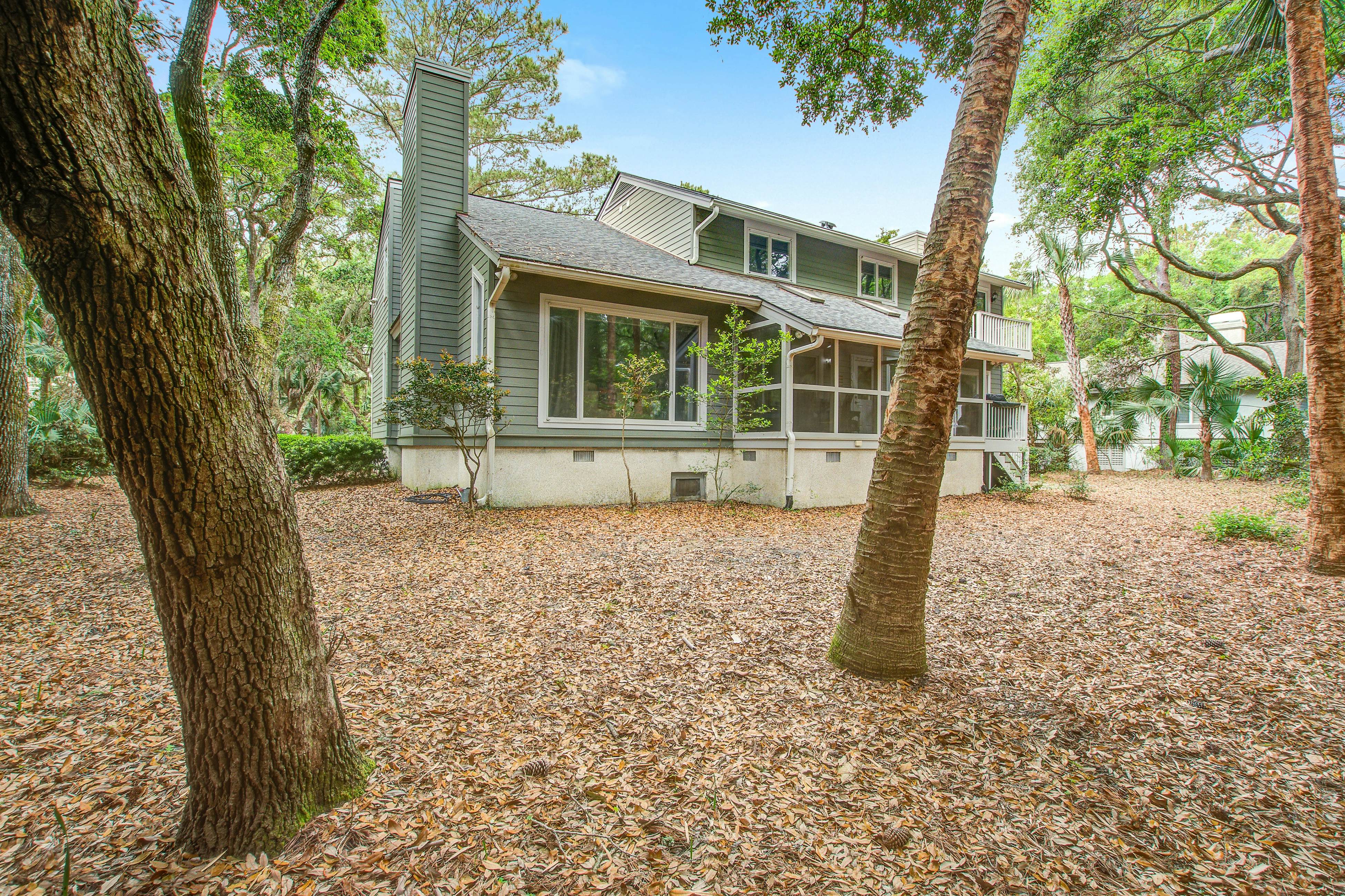 Spacious, dog-friendly home with screened porch, next to the beach path
