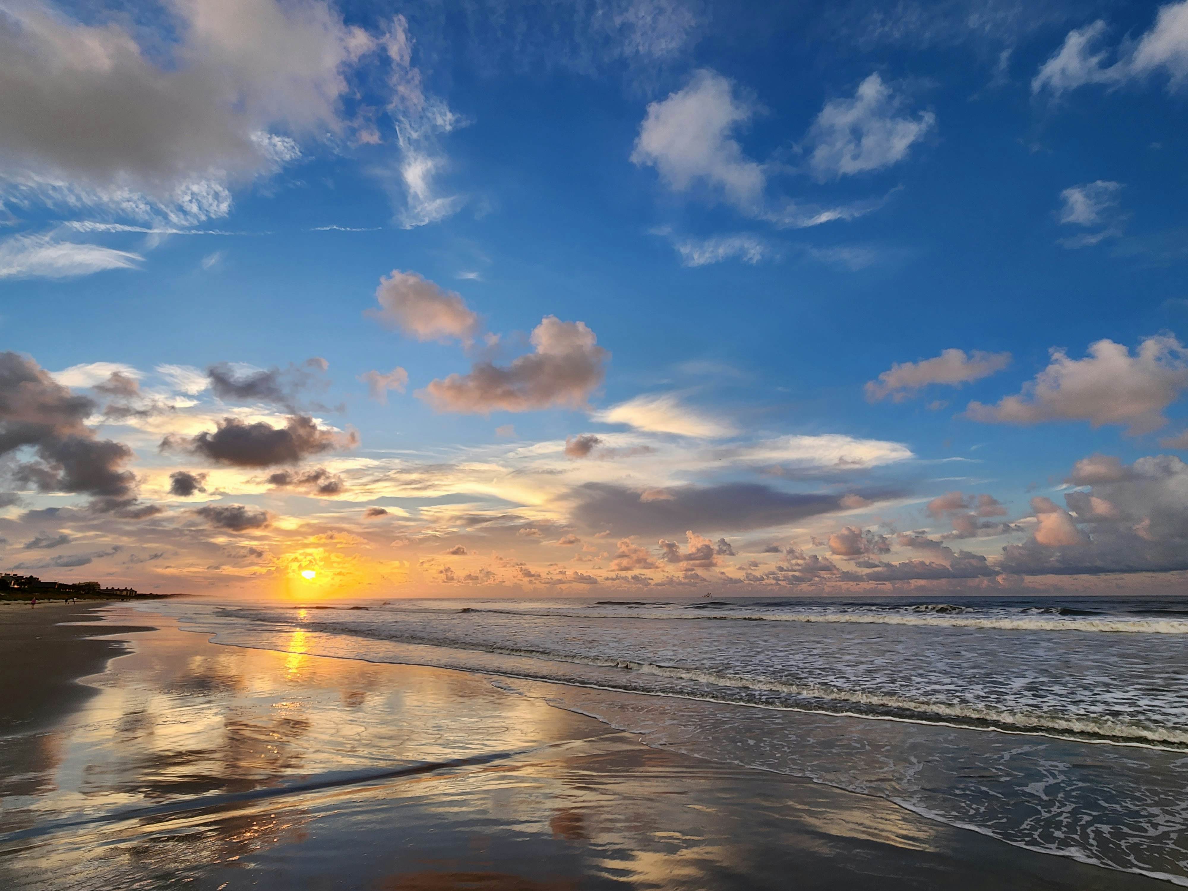 Spacious, dog-friendly home with screened porch, next to the beach path