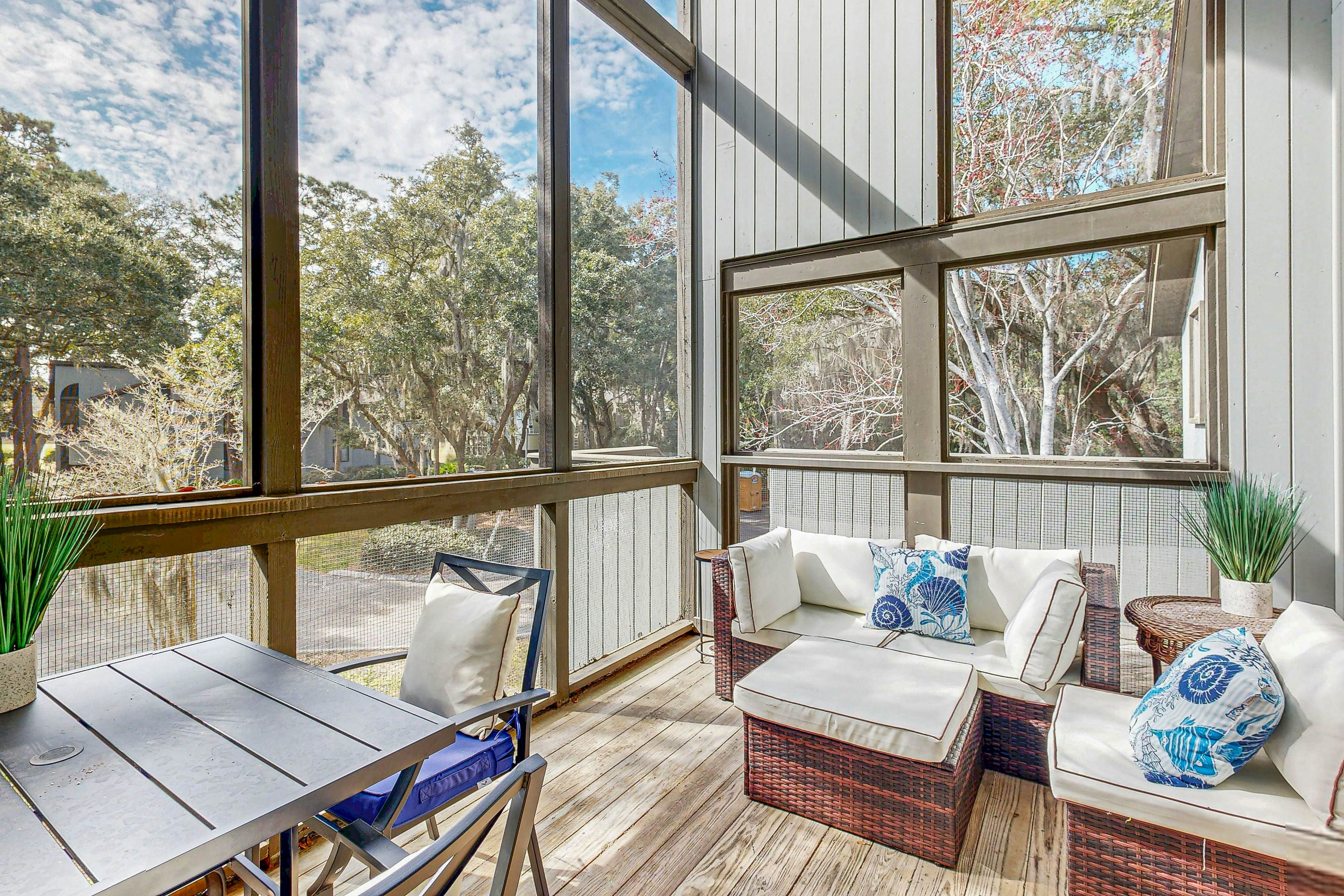 Bright, beautiful home with screened-in porch, wood flooring, & AC - dogs ok