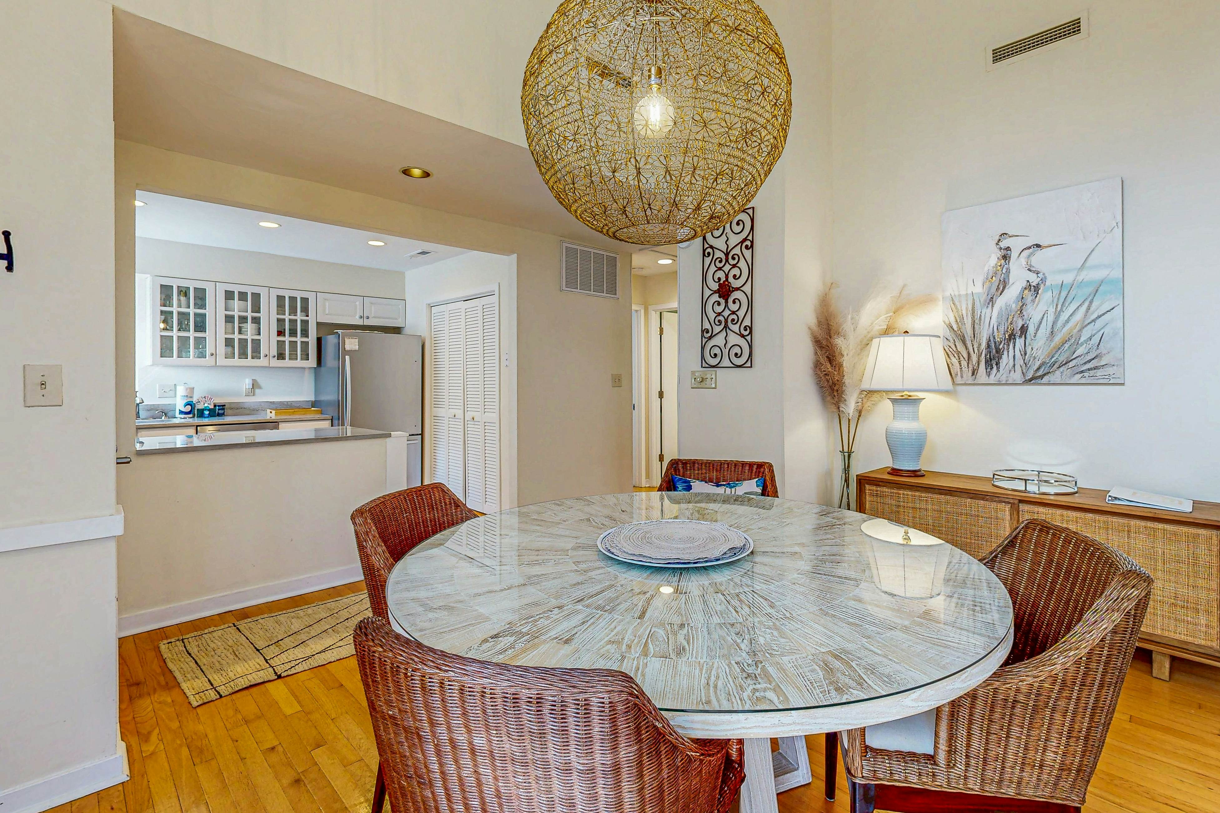 Bright, beautiful home with screened-in porch, wood flooring, & AC - dogs ok