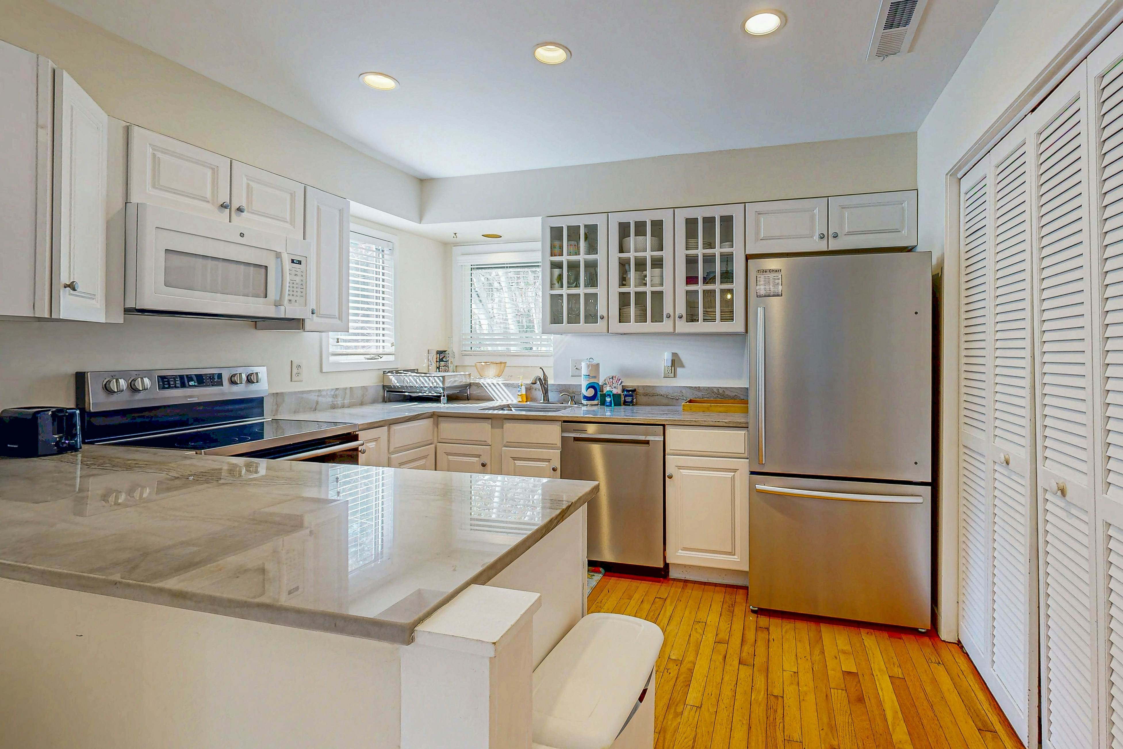 Bright, beautiful home with screened-in porch, wood flooring, & AC - dogs ok