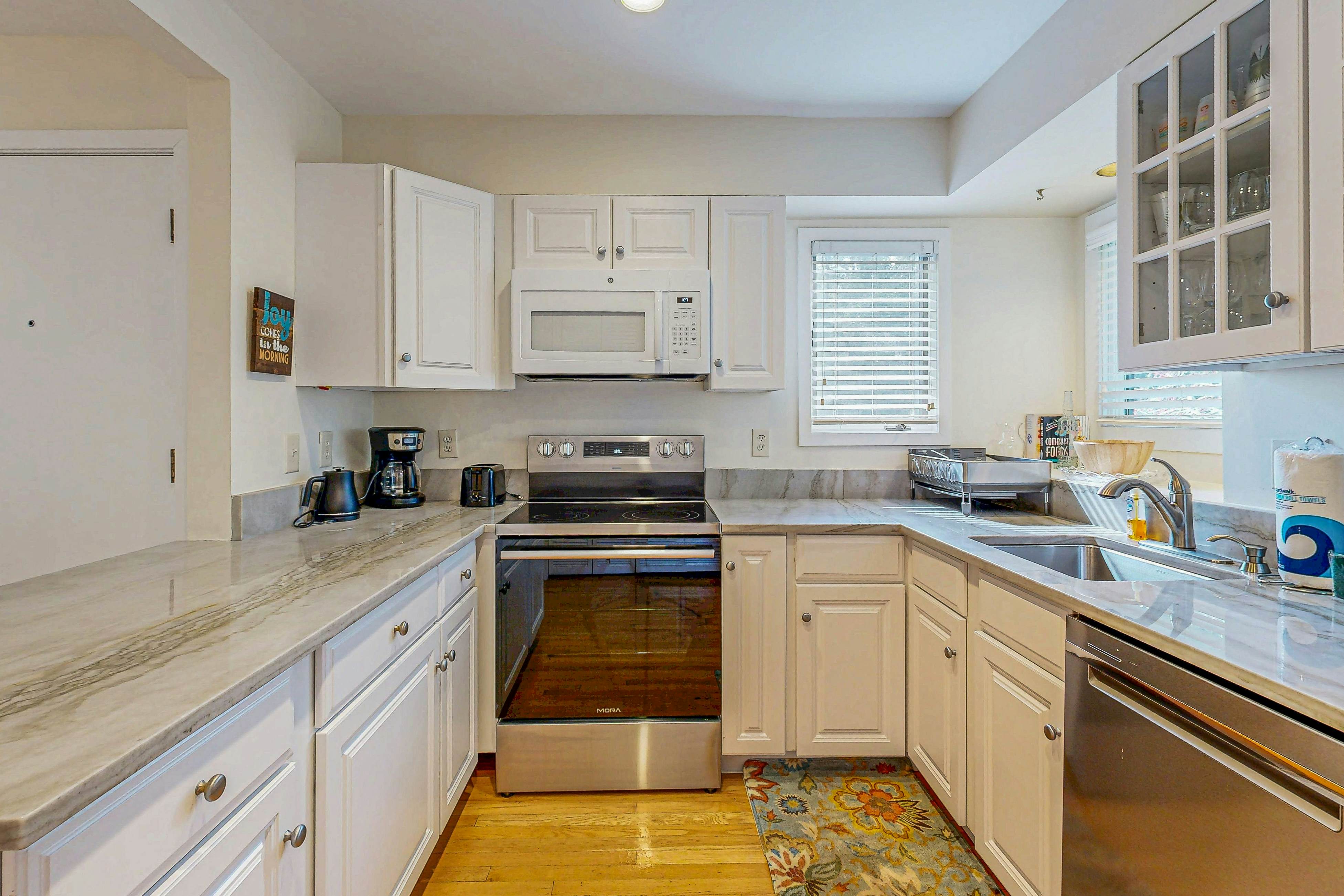 Bright, beautiful home with screened-in porch, wood flooring, & AC - dogs ok