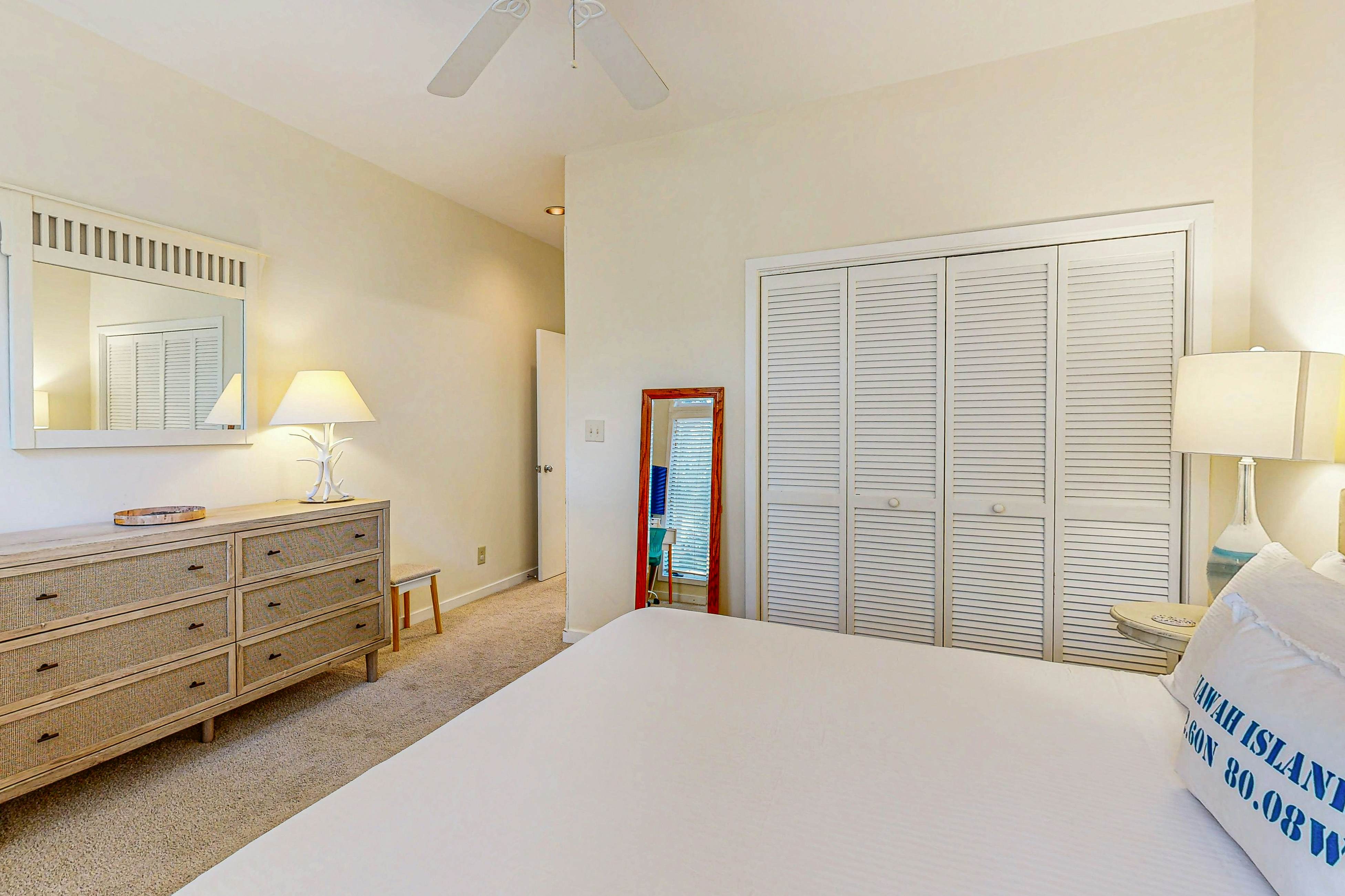 Bright, beautiful home with screened-in porch, wood flooring, & AC - dogs ok