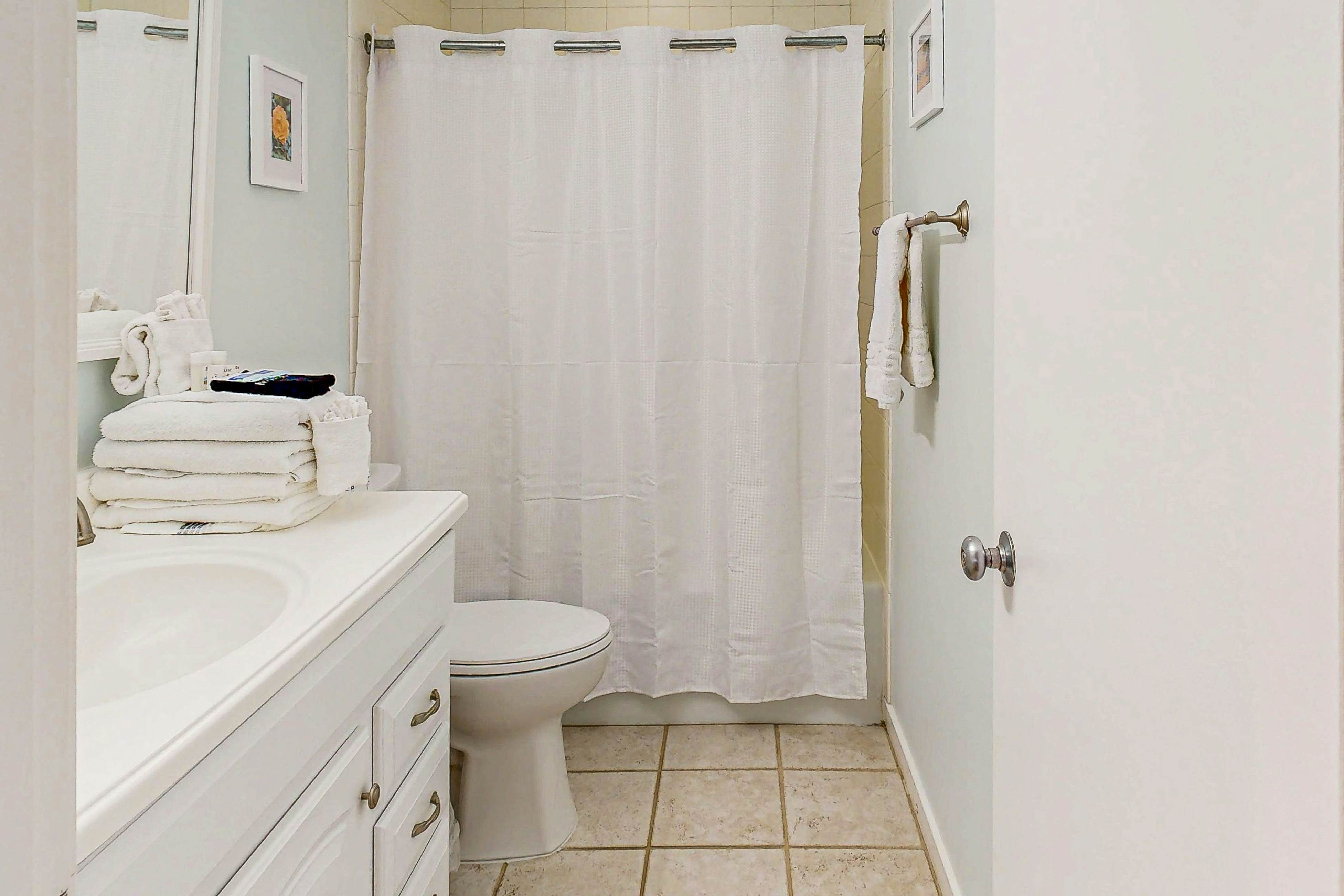 Bright, beautiful home with screened-in porch, wood flooring, & AC - dogs ok