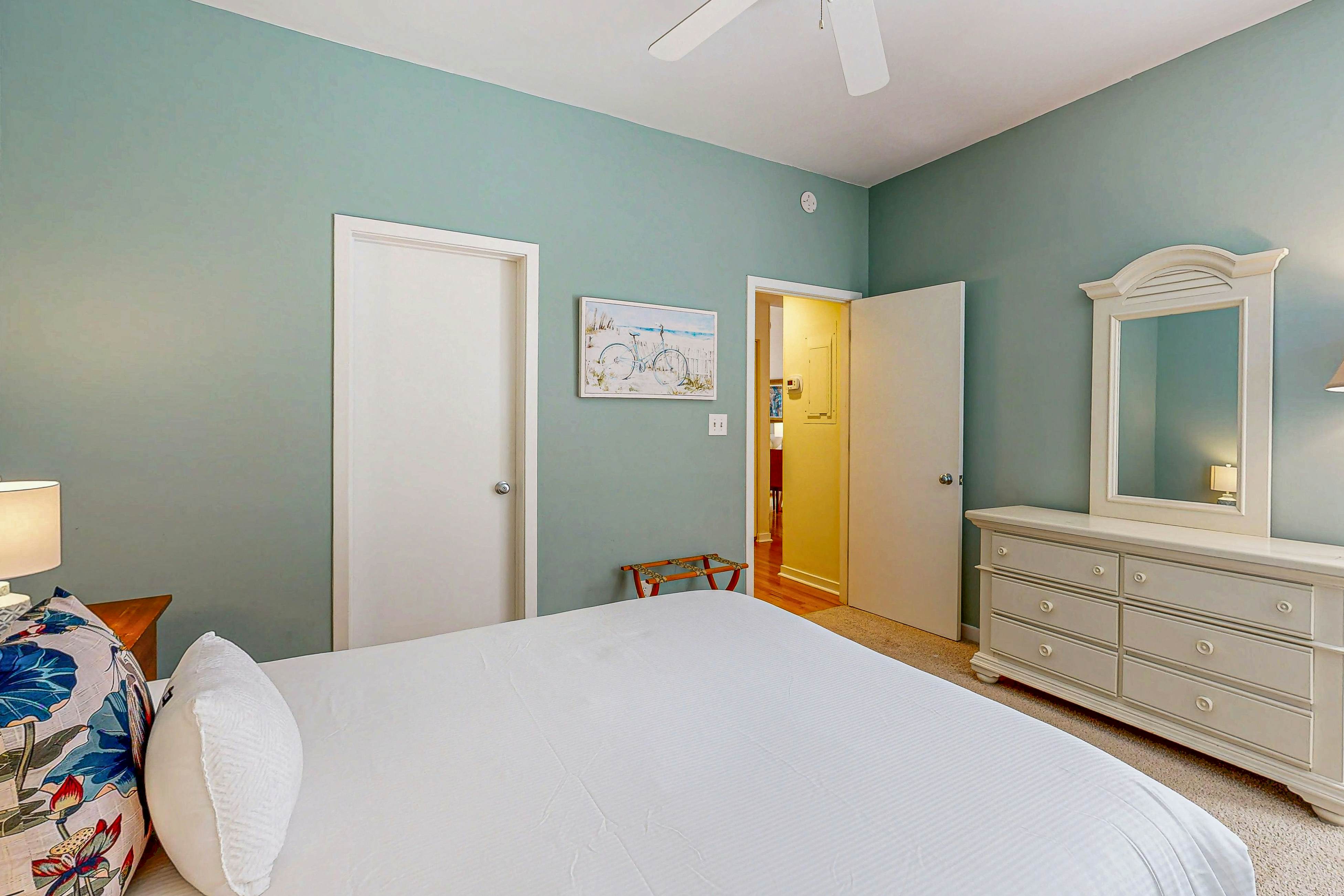 Bright, beautiful home with screened-in porch, wood flooring, & AC - dogs ok