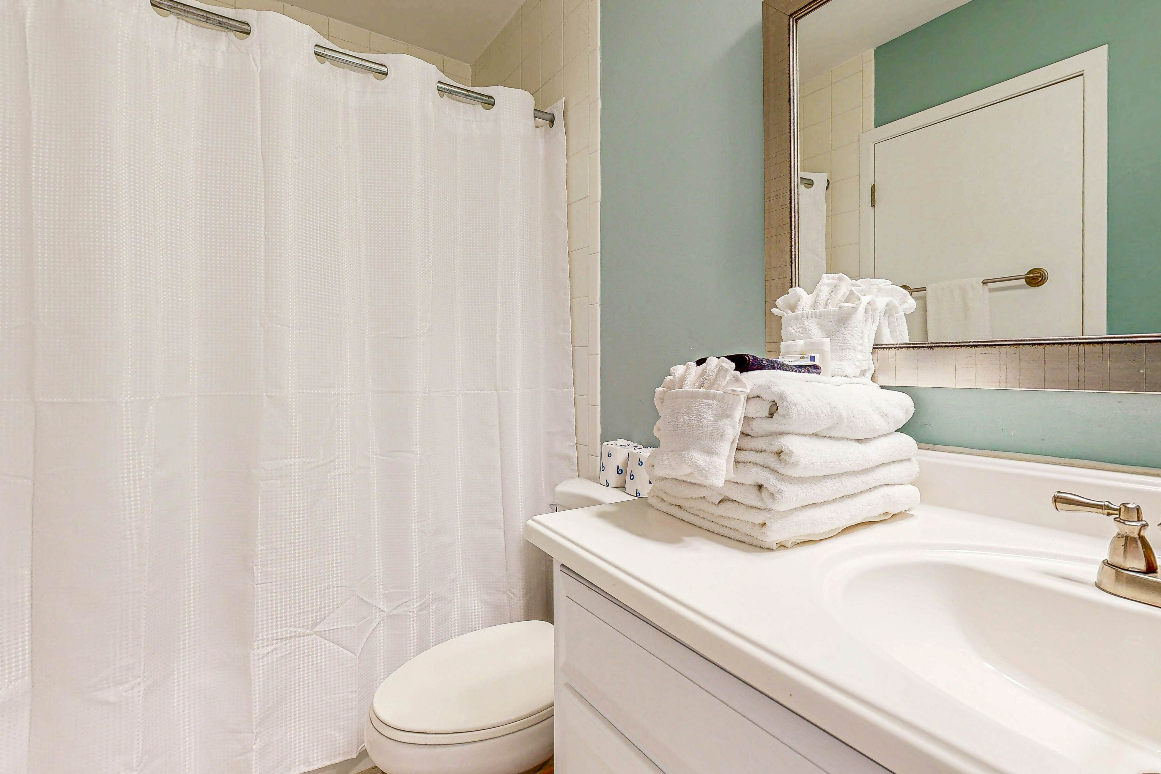 Bright, beautiful home with screened-in porch, wood flooring, & AC - dogs ok