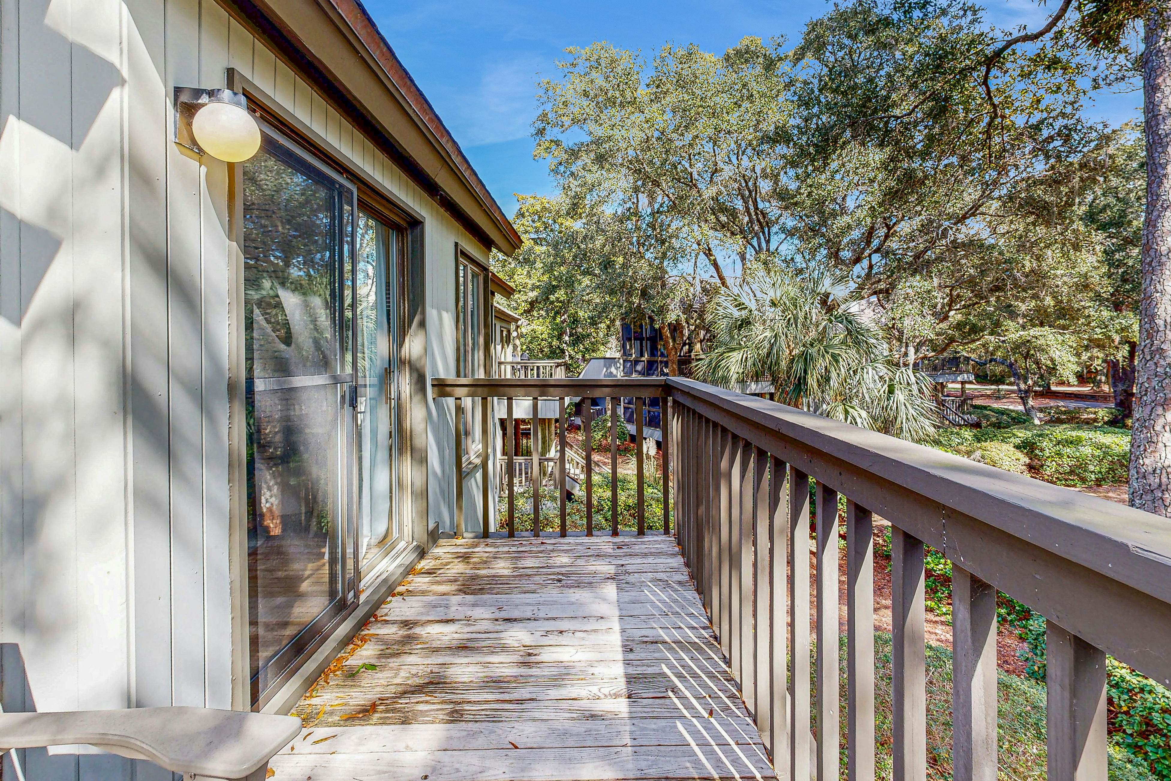 Bright, beautiful home with screened-in porch, wood flooring, & AC - dogs ok
