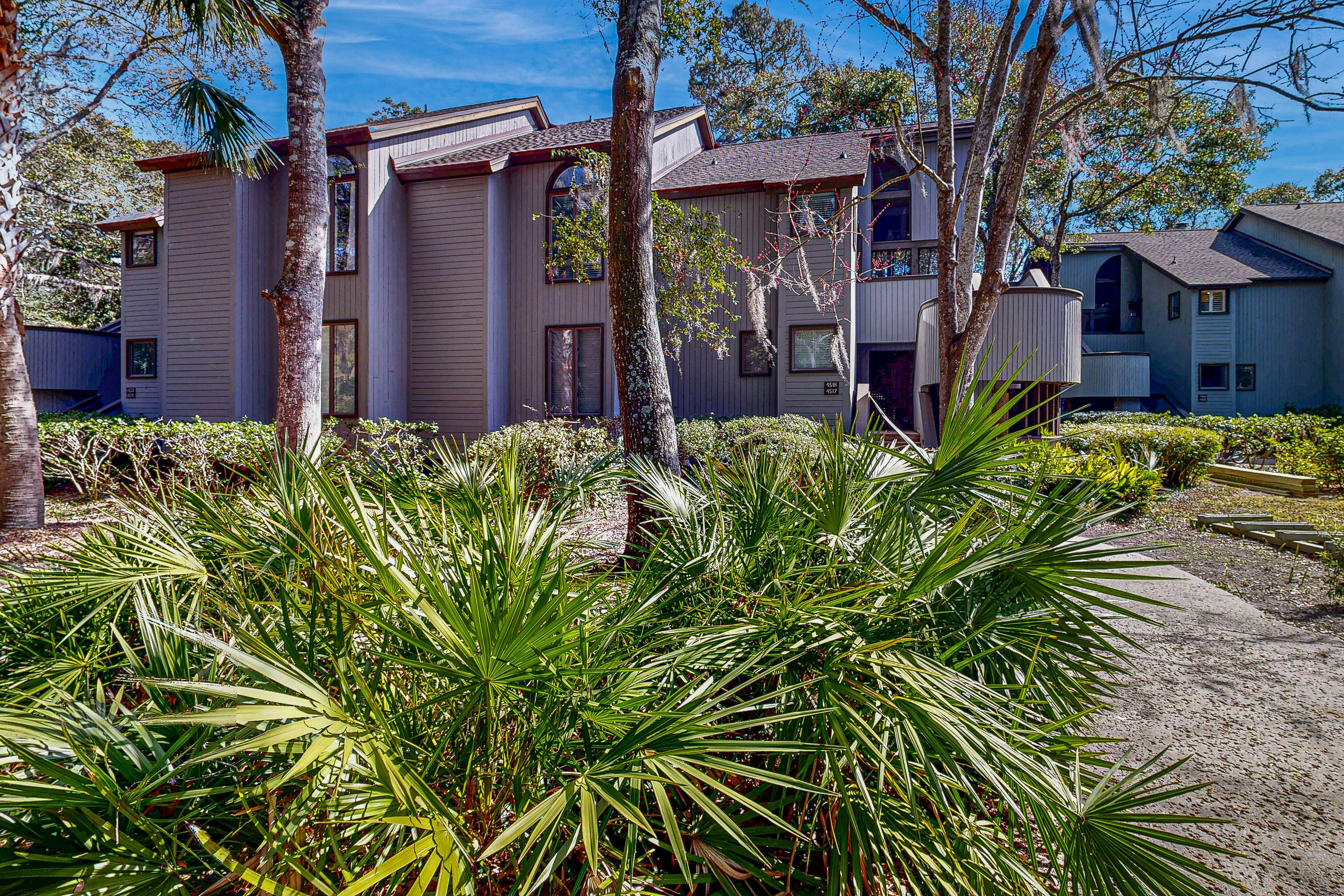 Bright, beautiful home with screened-in porch, wood flooring, & AC - dogs ok