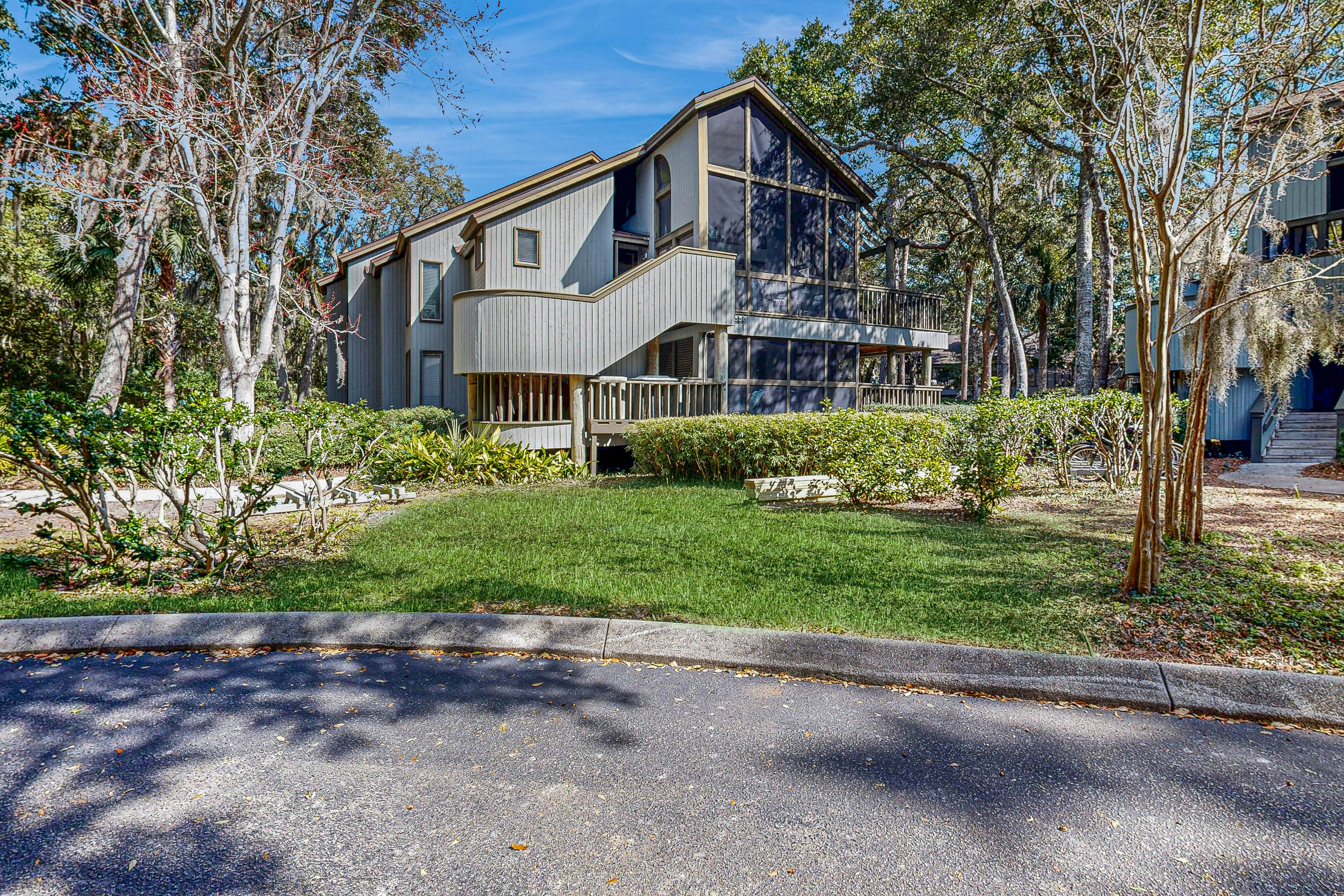 Bright, beautiful home with screened-in porch, wood flooring, & AC - dogs ok