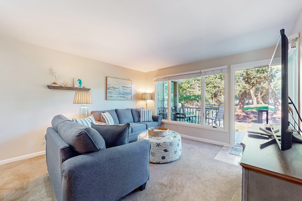 Five minute walk to beautiful beaches, golf course views, pet friendly