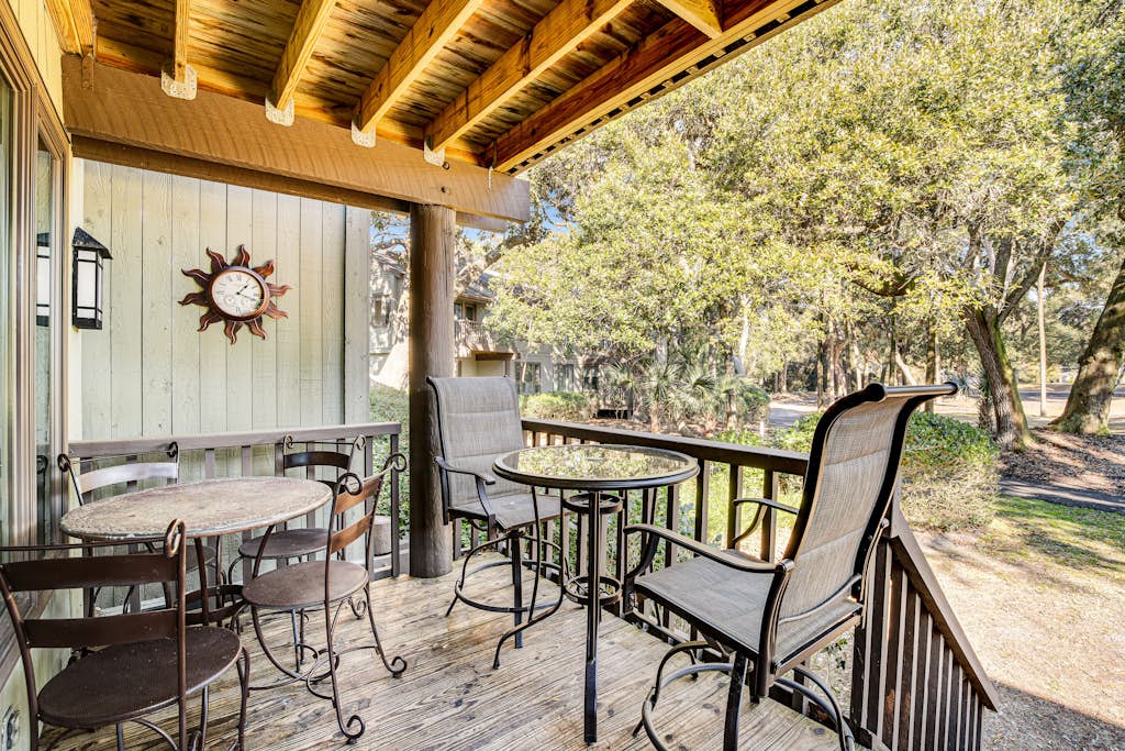 Five minute walk to beautiful beaches, golf course views, pet friendly