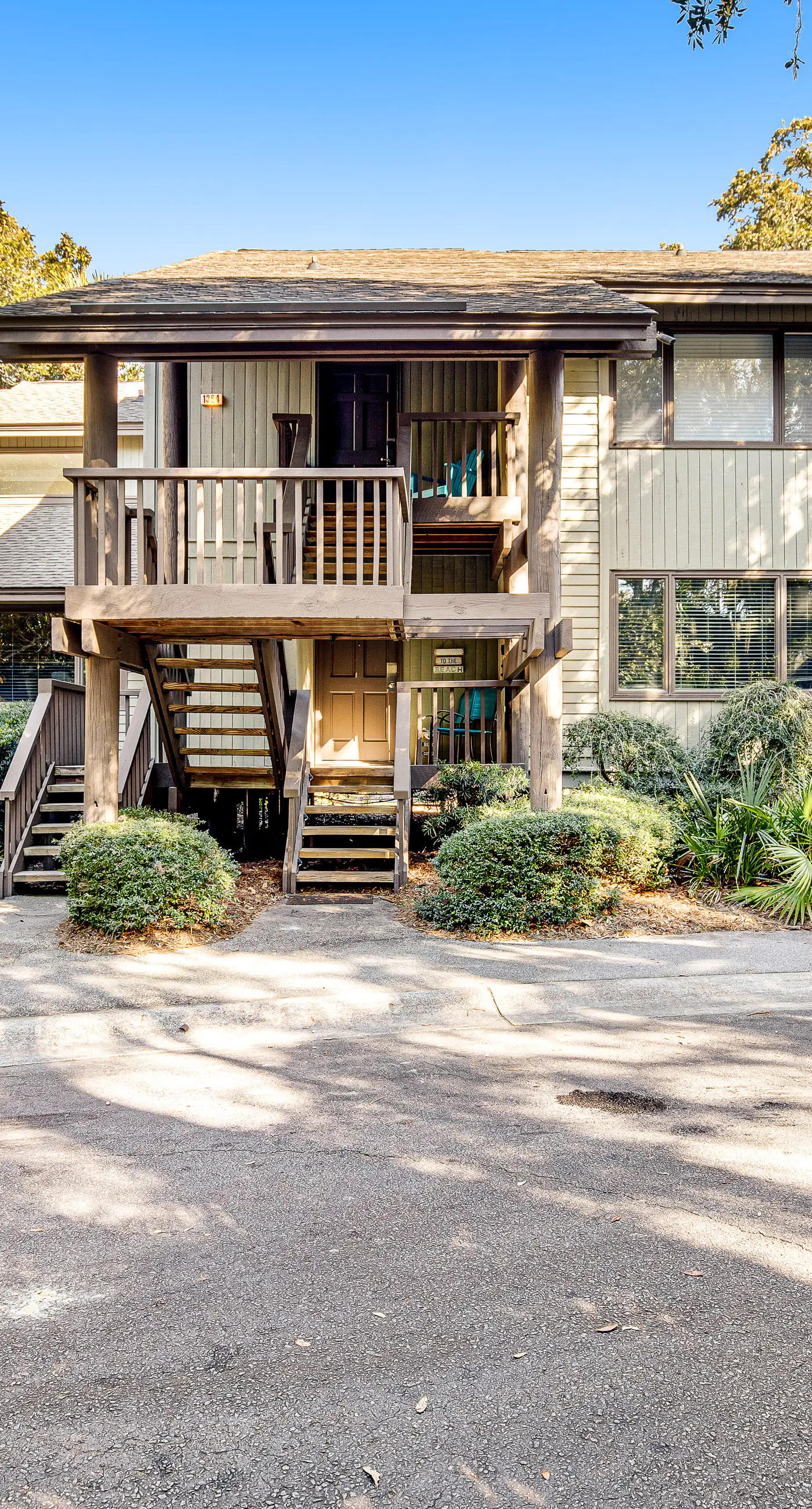 Five minute walk to beautiful beaches, golf course views, pet friendly