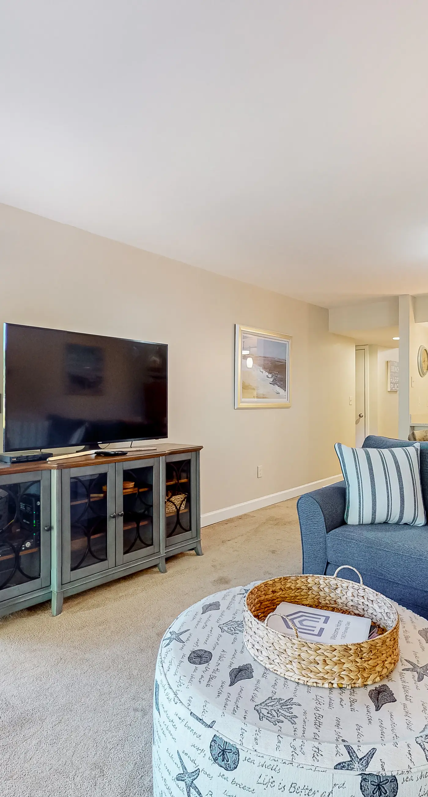 Five minute walk to beautiful beaches, golf course views, pet friendly