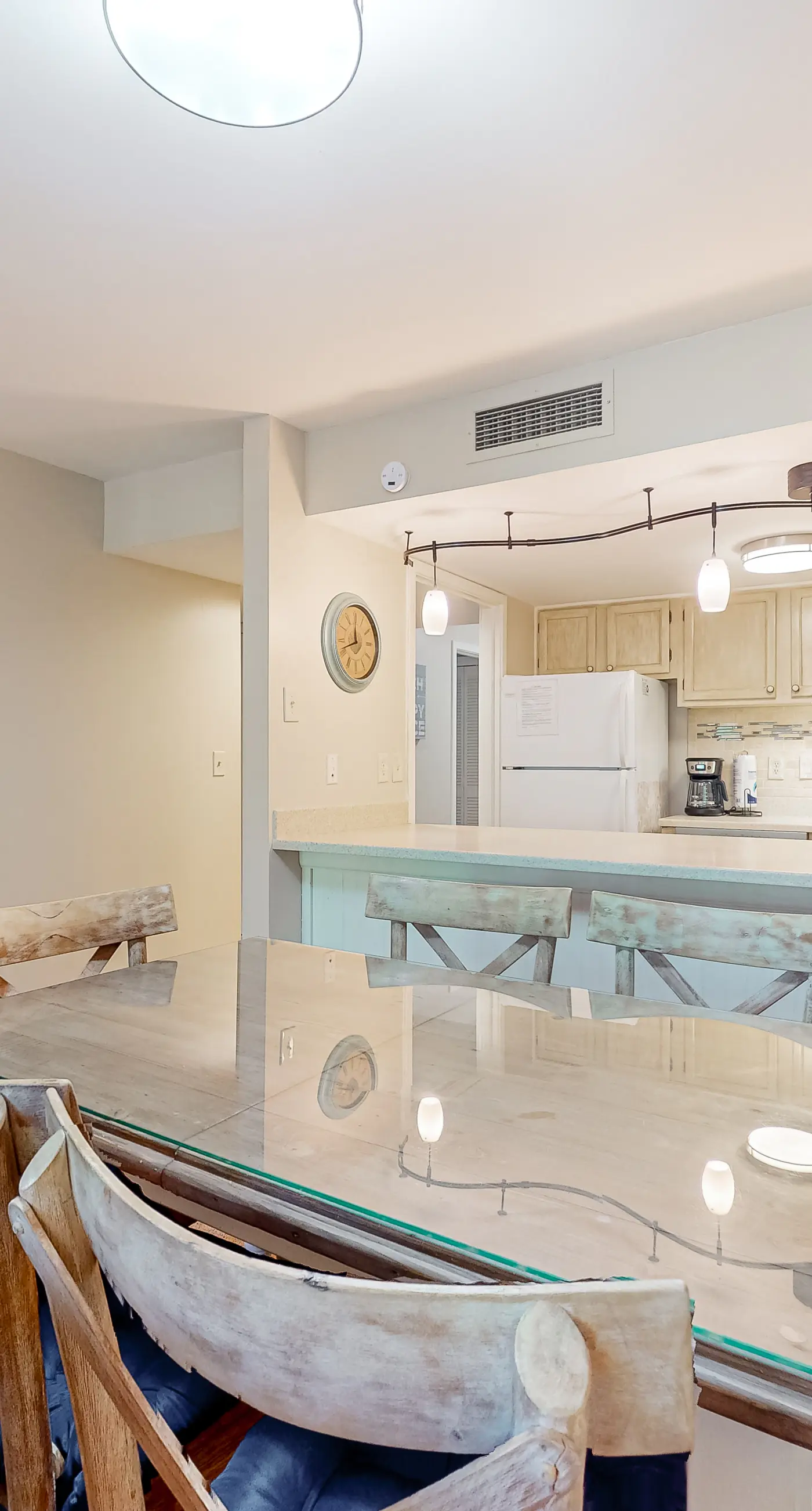 Five minute walk to beautiful beaches, golf course views, pet friendly