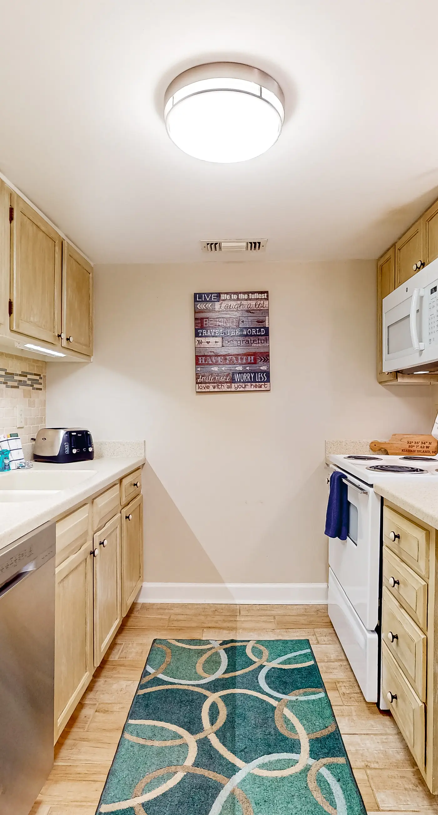 Five minute walk to beautiful beaches, golf course views, pet friendly