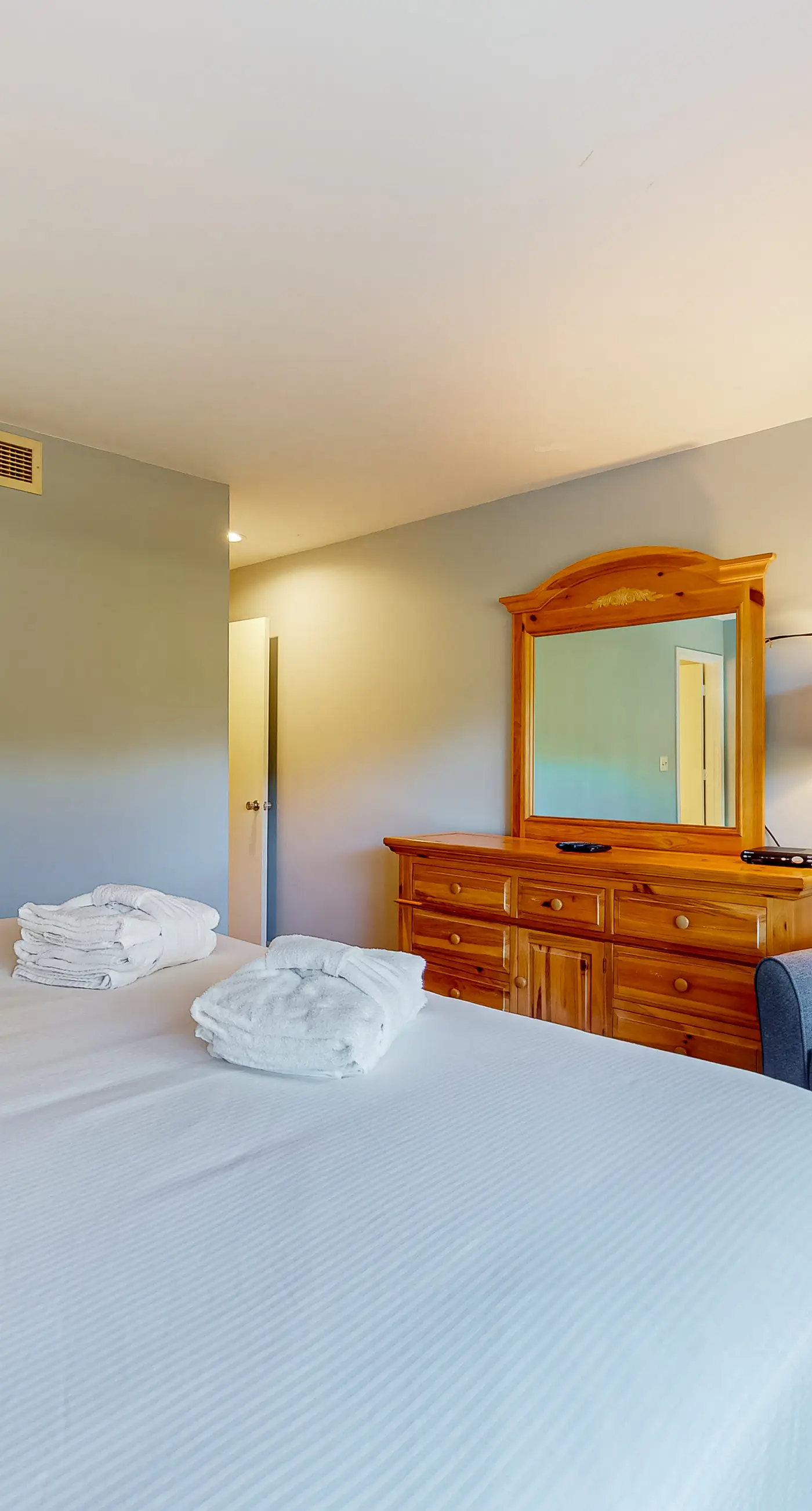 Five minute walk to beautiful beaches, golf course views, pet friendly