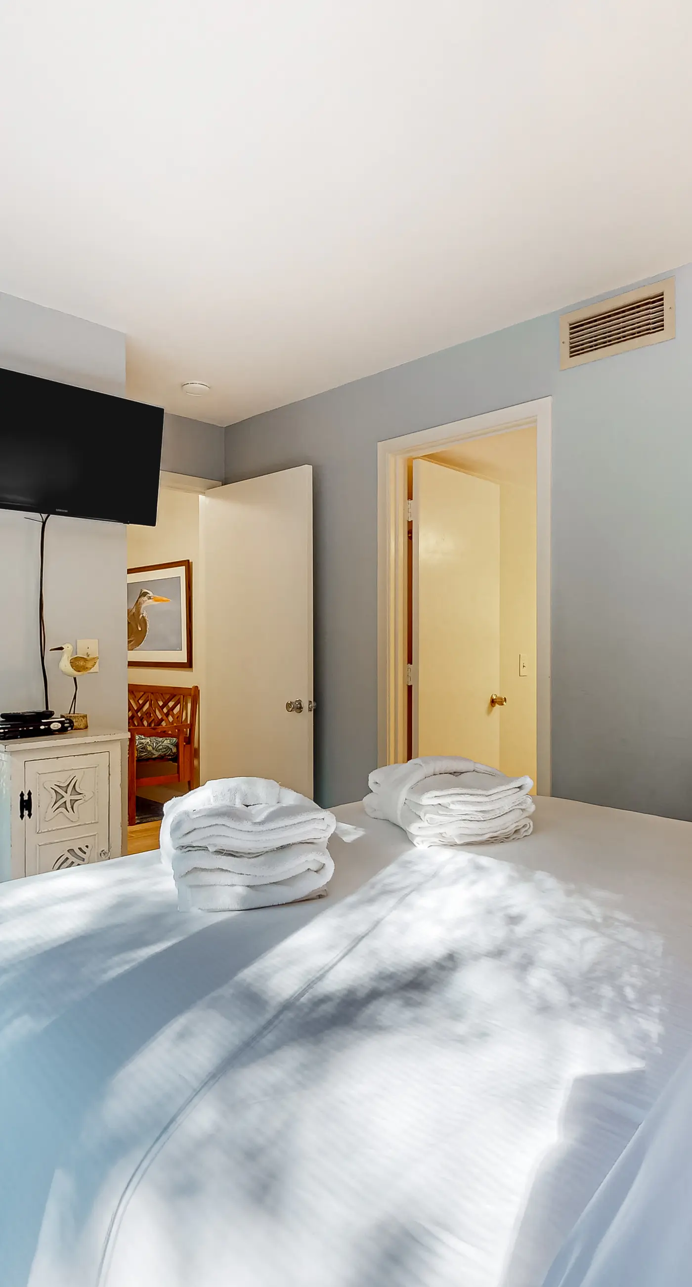 Five minute walk to beautiful beaches, golf course views, pet friendly