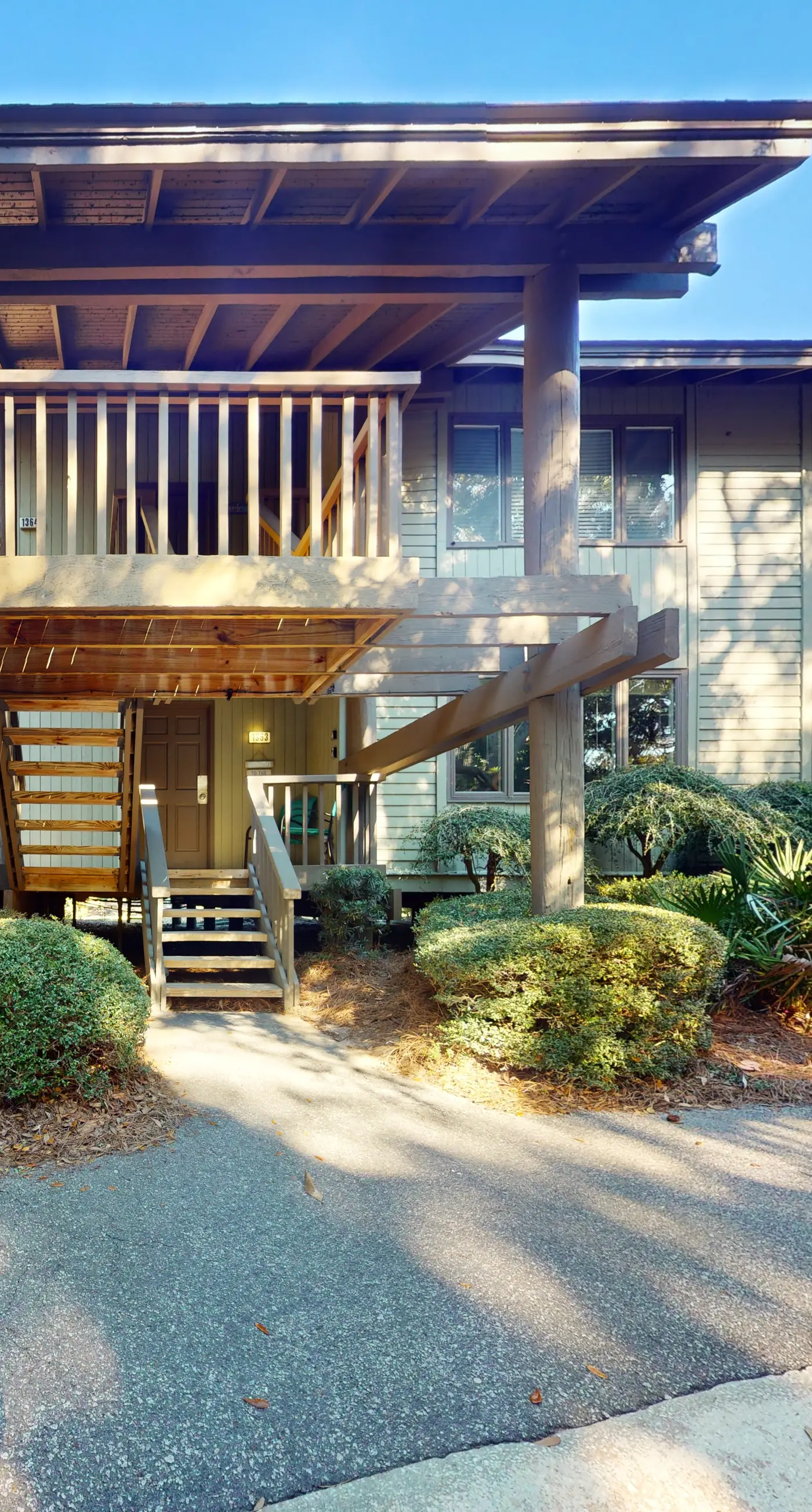 Five minute walk to beautiful beaches, golf course views, pet friendly