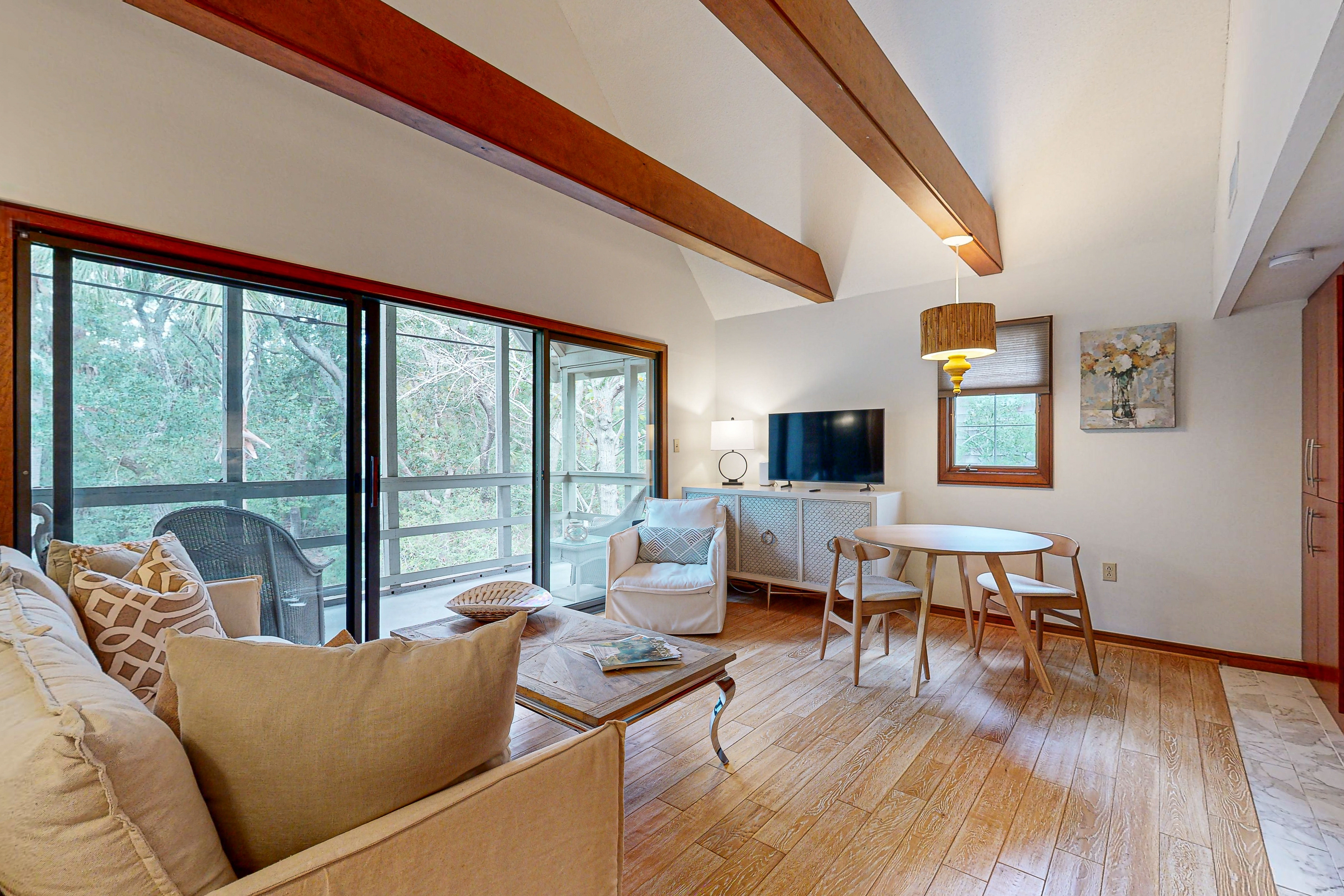 Updated Condo with shared tennis, close to Freshfields Village and beach