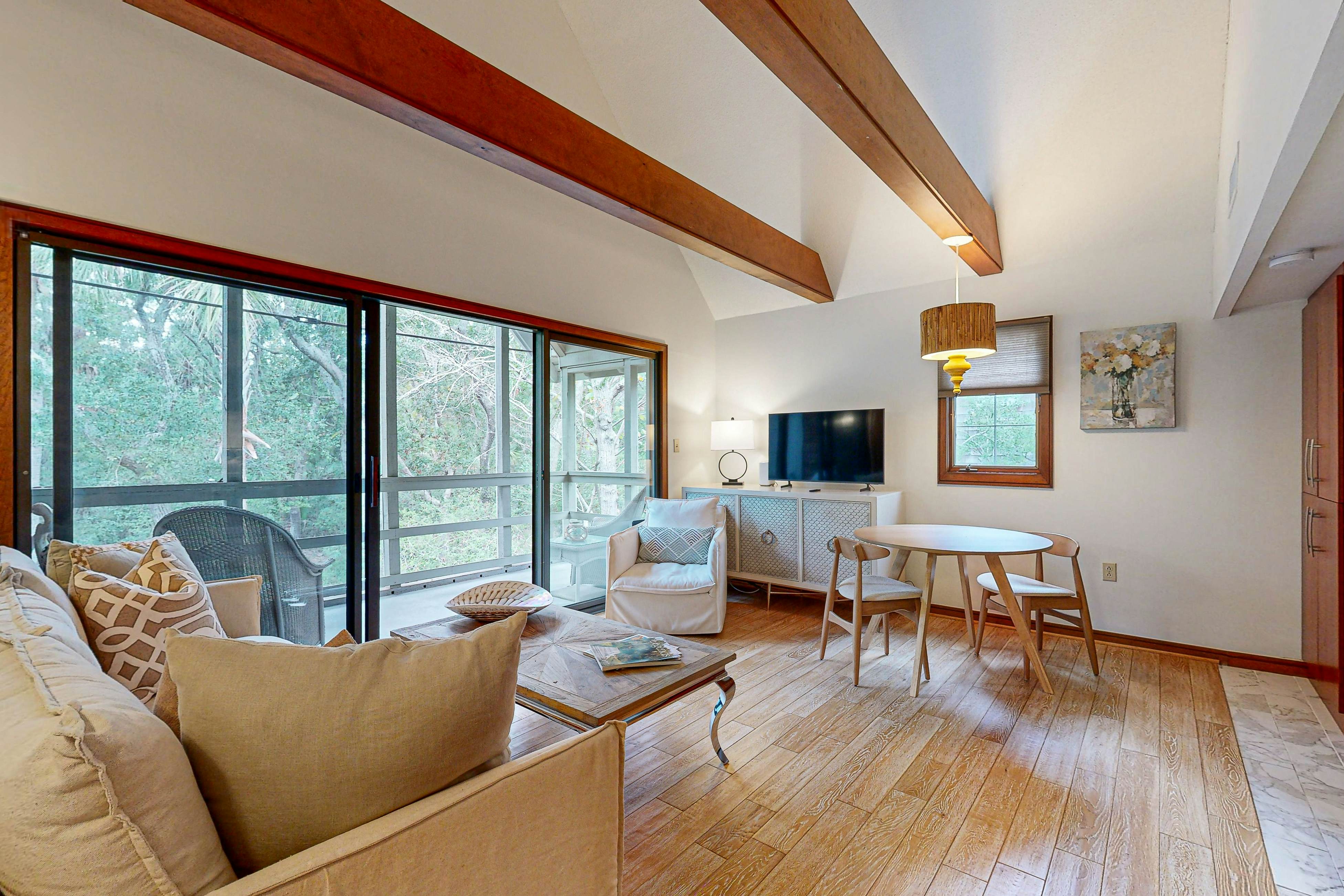 Updated Condo with shared tennis, close to Freshfields Village and beach