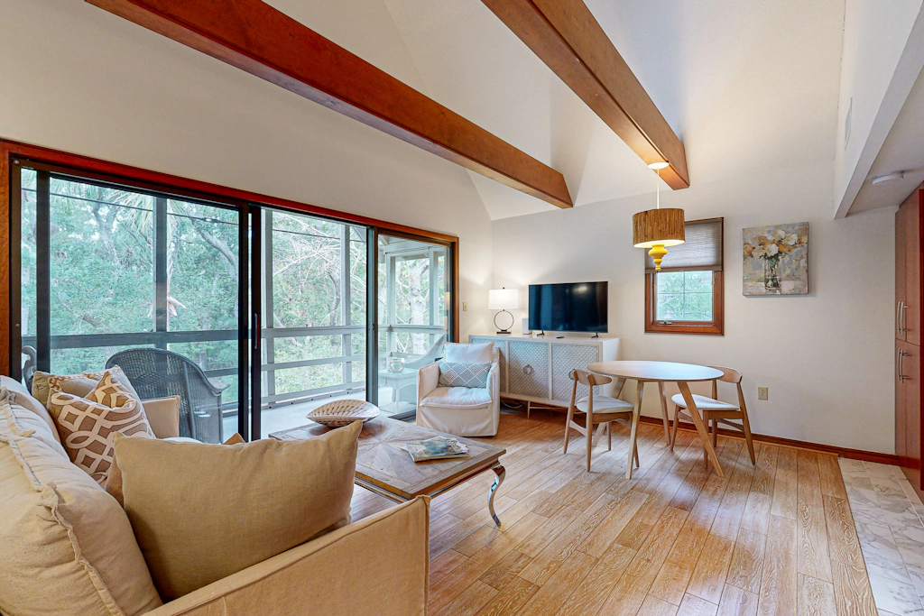 Updated Condo with shared tennis, close to Freshfields Village and beach