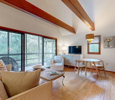 Updated Condo with shared tennis, close to Freshfields Village and beach