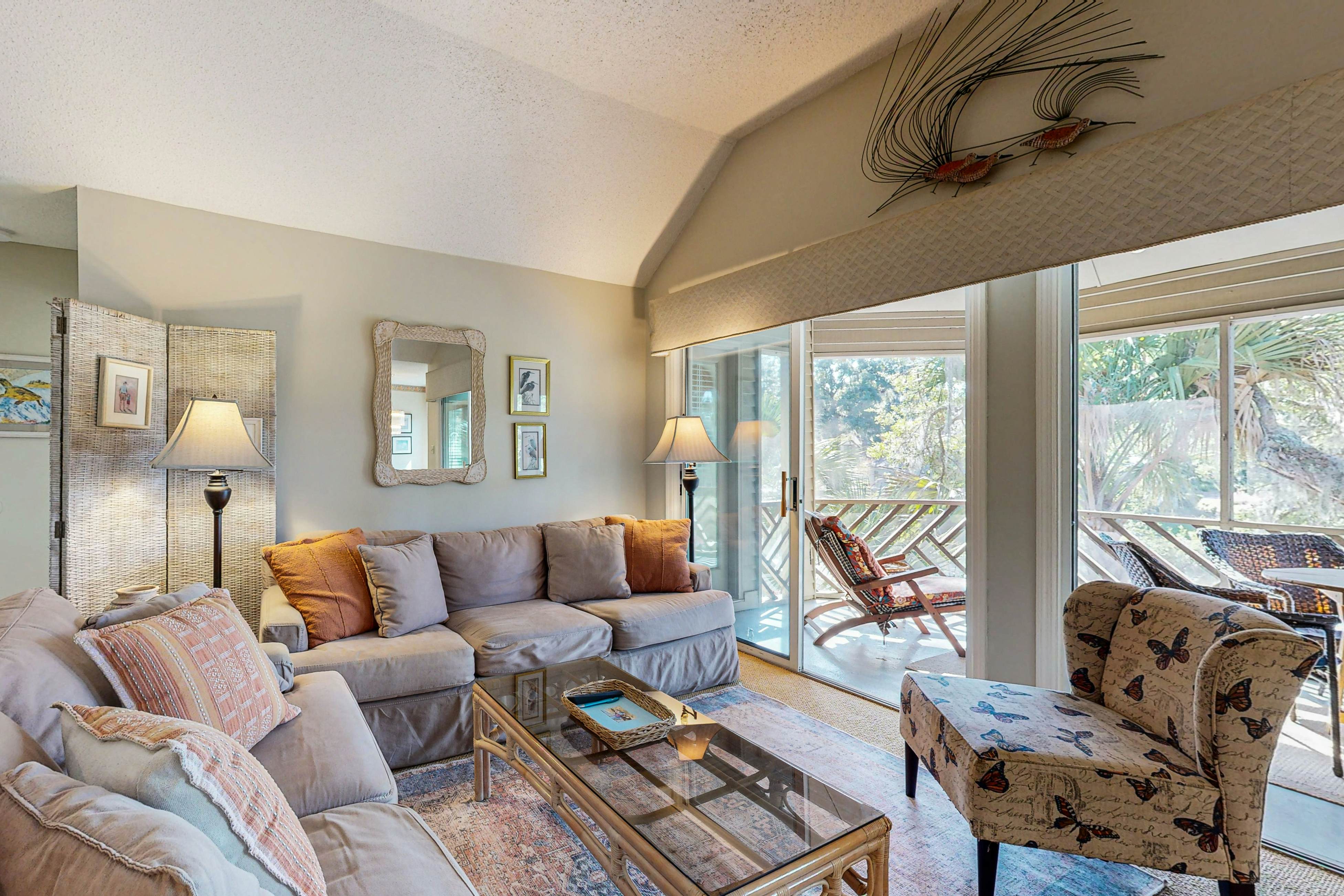 Lagoon views, close to beach, golf, tennis and 30 minutes from Charleston