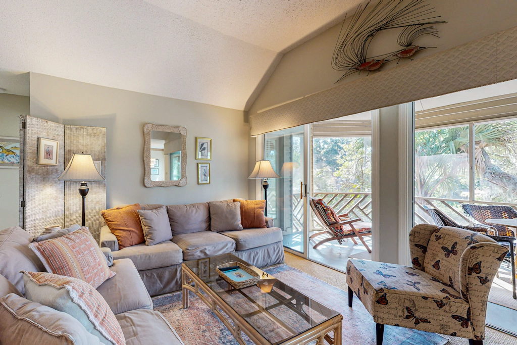 Lagoon views, close to beach, golf, tennis and 30 minutes from Charleston