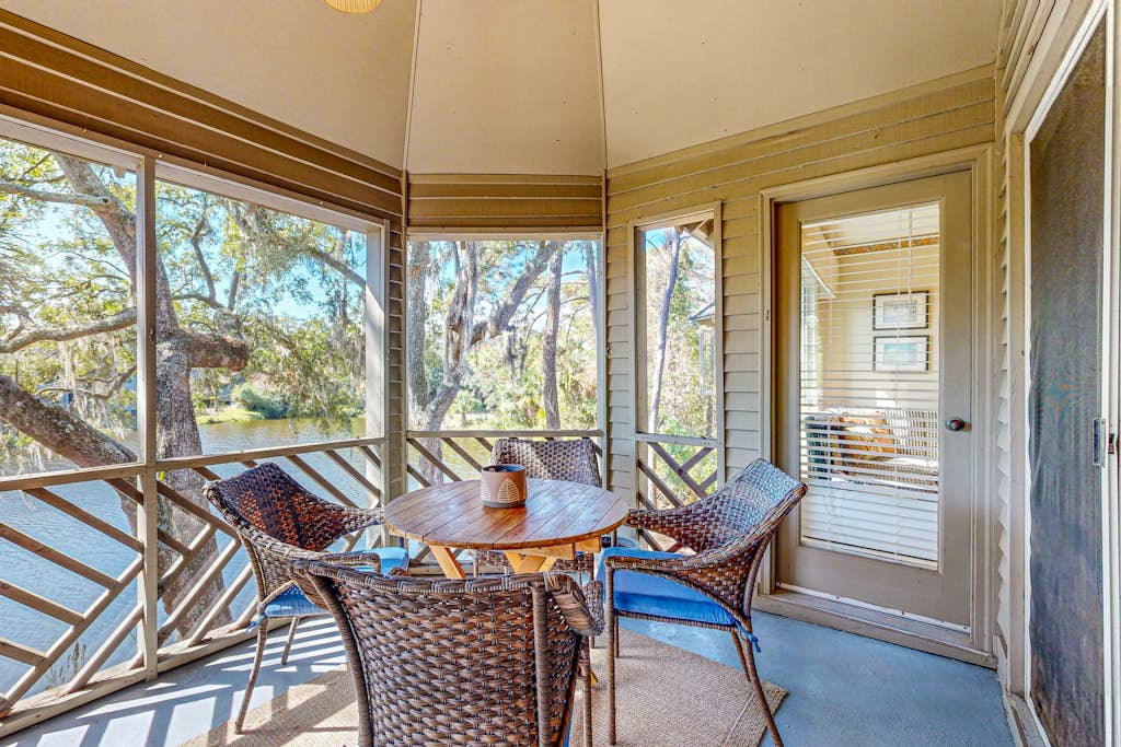Lagoon views, close to beach, golf, tennis and 30 minutes from Charleston