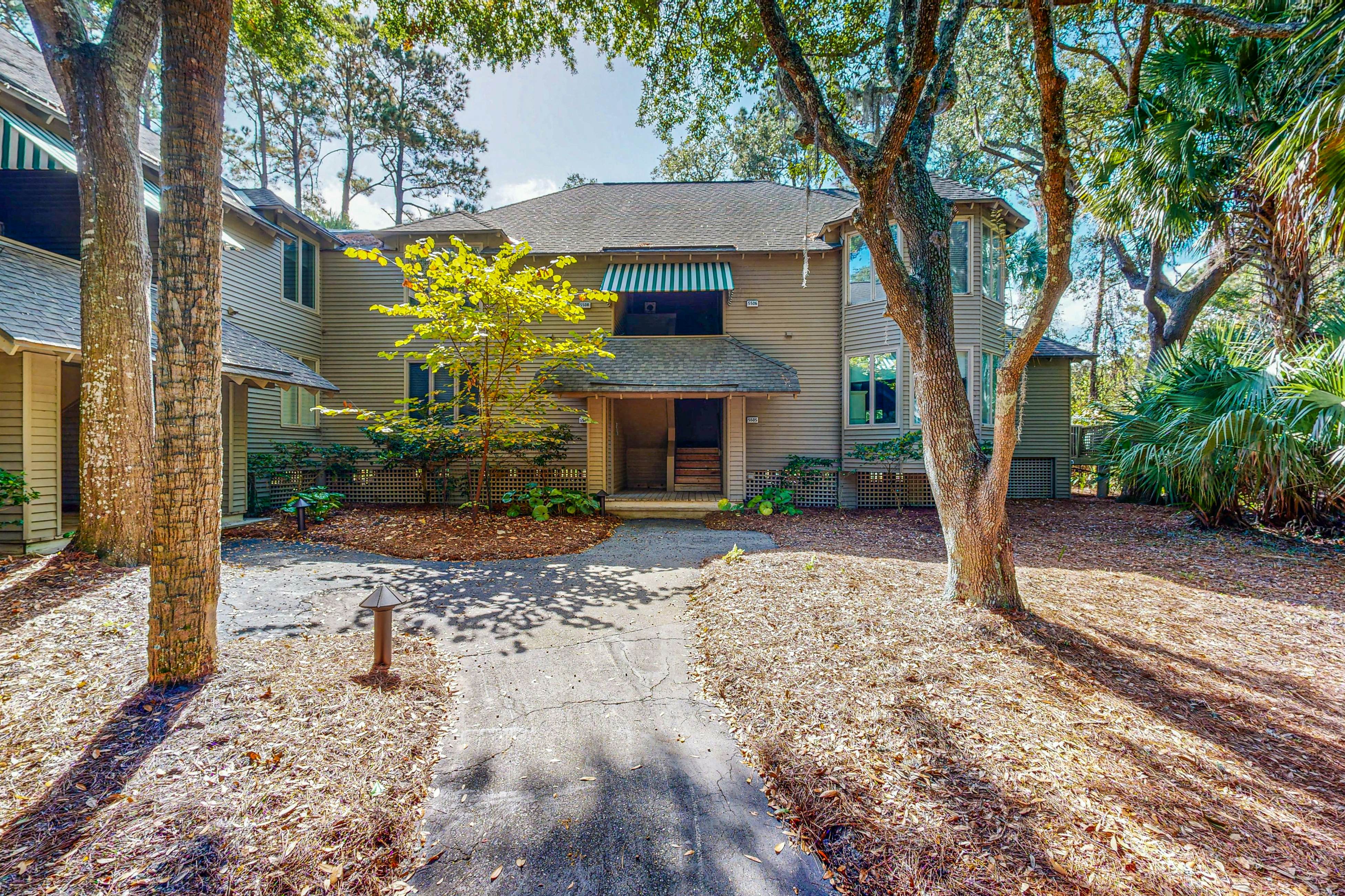 Lagoon views, close to beach, golf, tennis and 30 minutes from Charleston