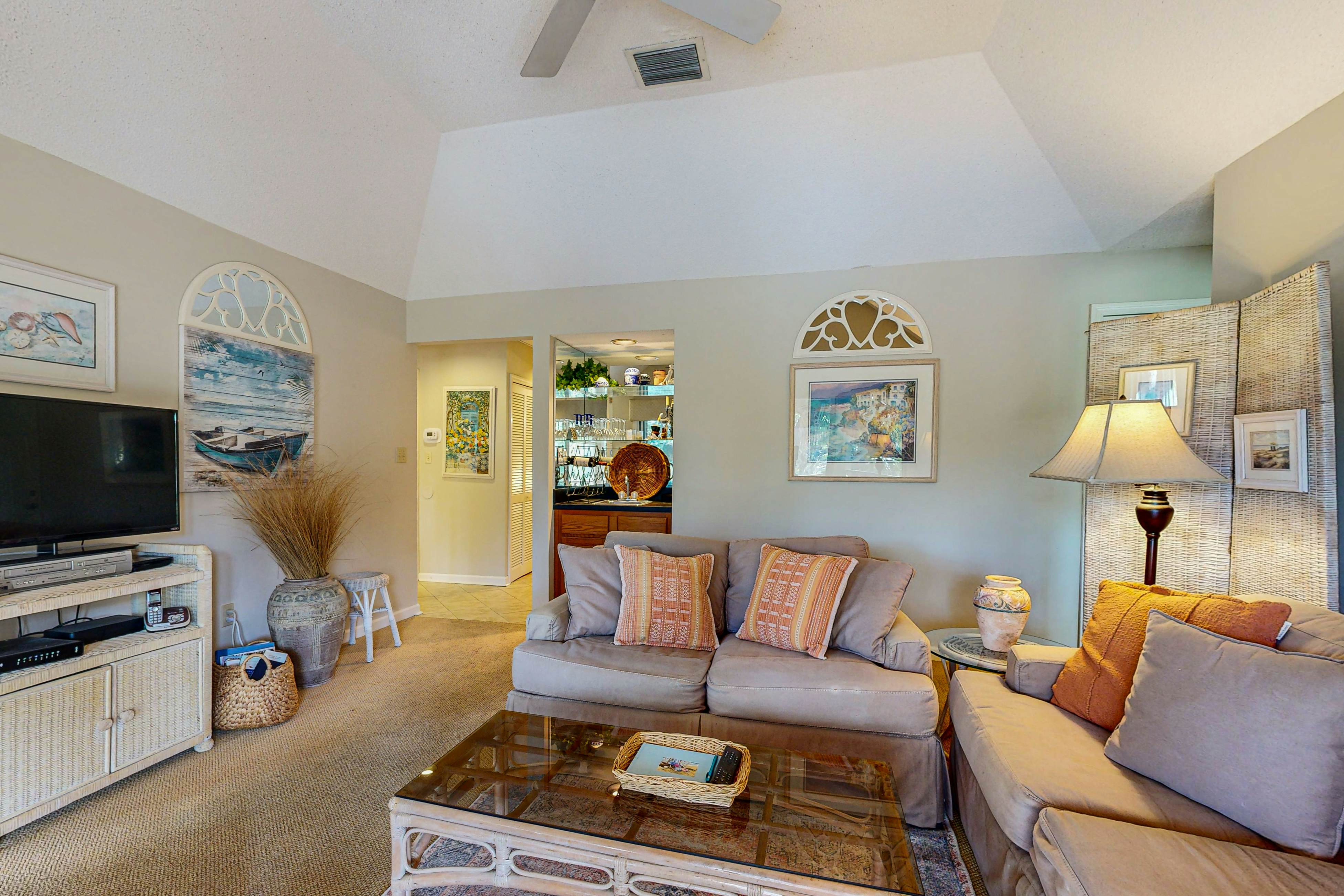 Lagoon views, close to beach, golf, tennis and 30 minutes from Charleston