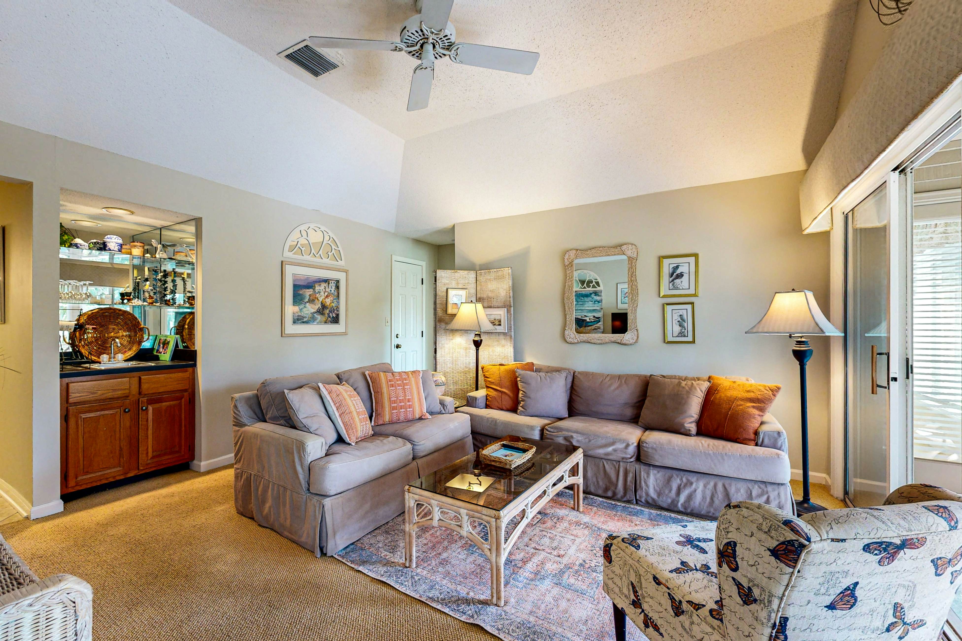 Lagoon views, close to beach, golf, tennis and 30 minutes from Charleston