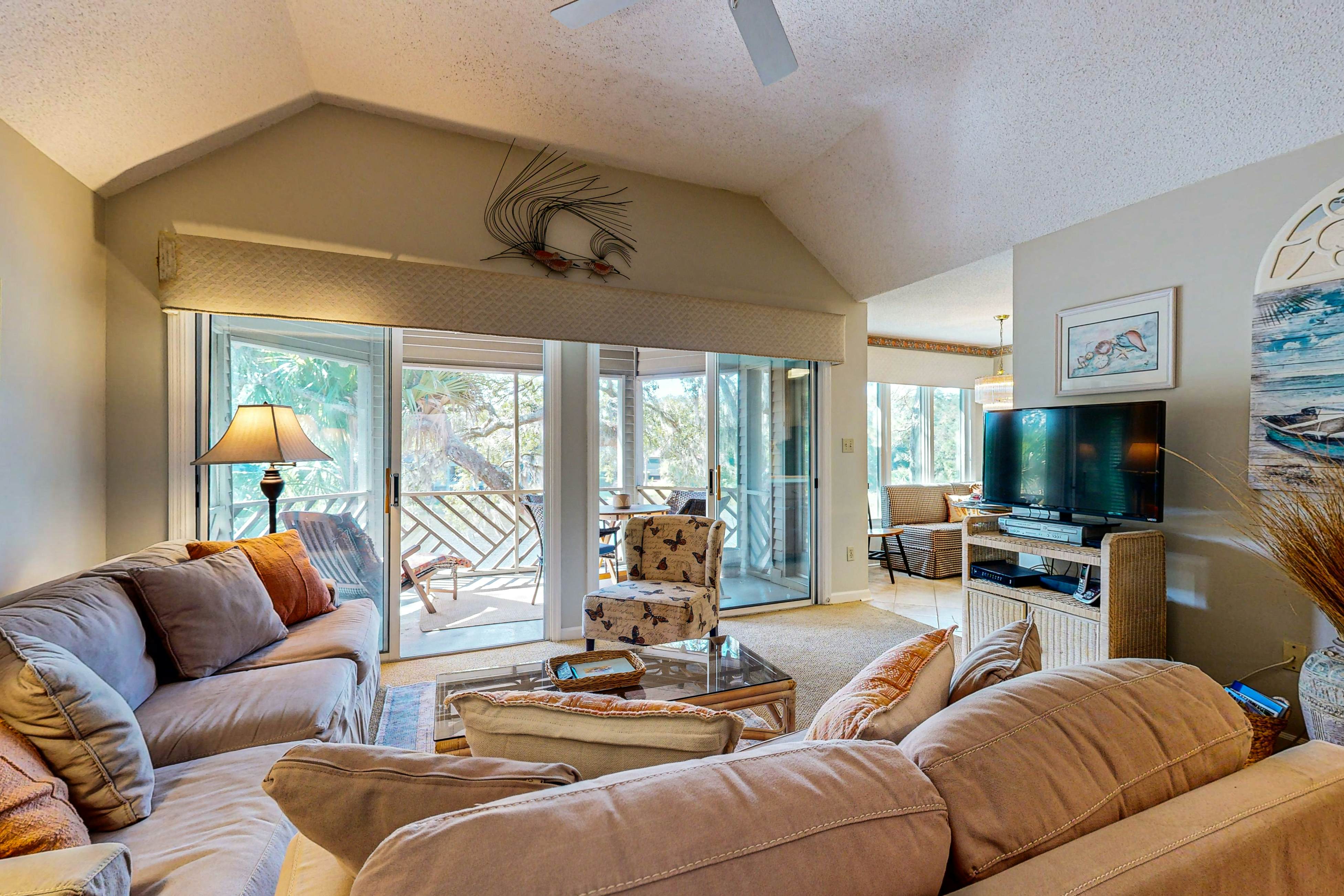 Lagoon views, close to beach, golf, tennis and 30 minutes from Charleston