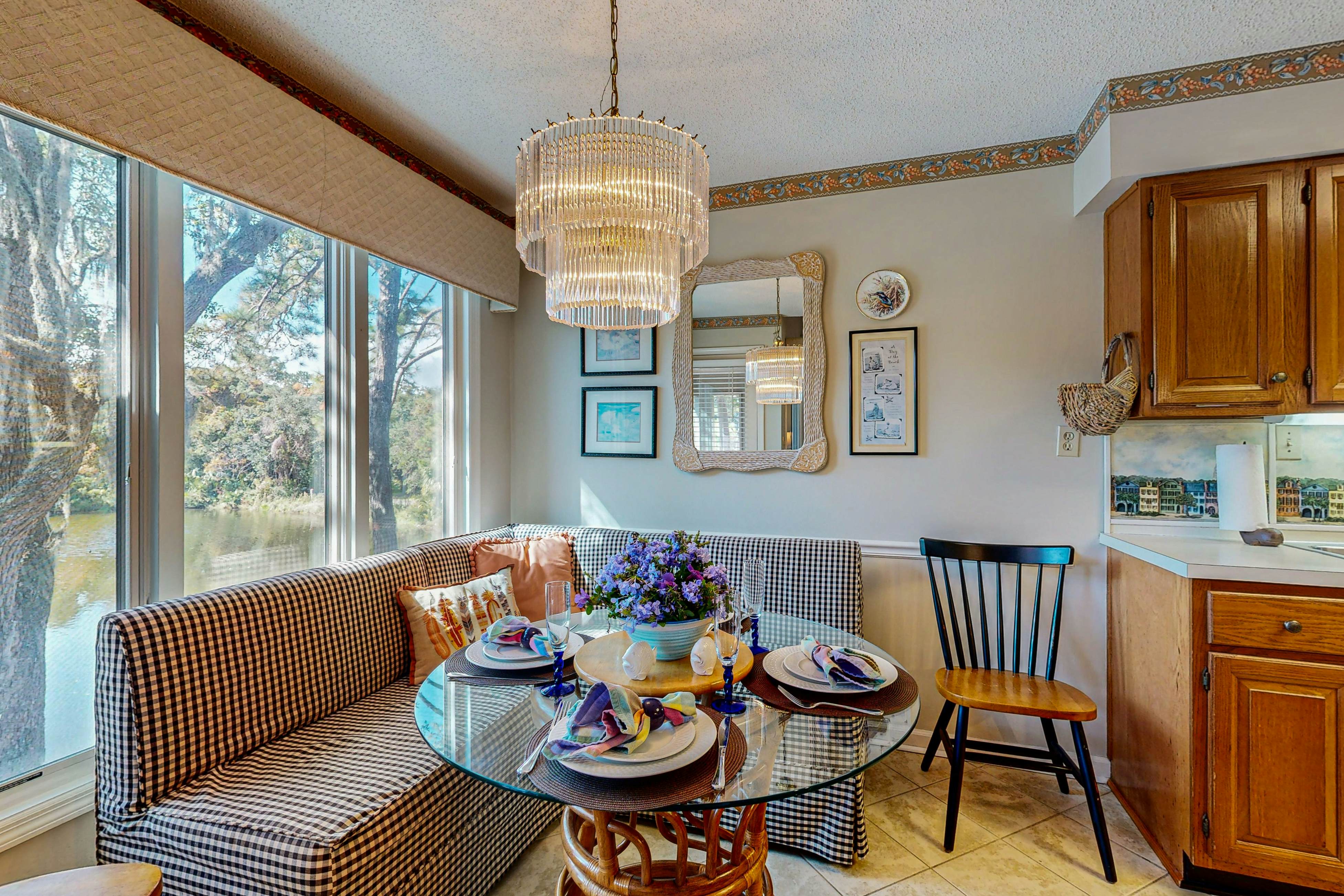 Lagoon views, close to beach, golf, tennis and 30 minutes from Charleston