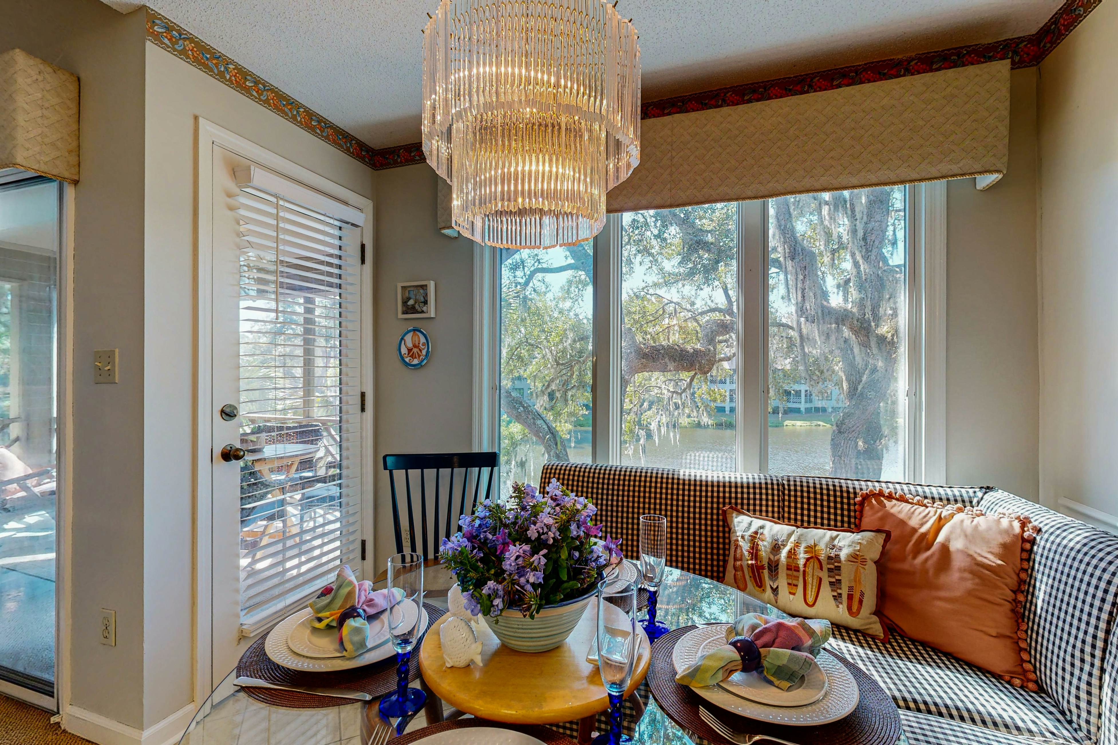 Lagoon views, close to beach, golf, tennis and 30 minutes from Charleston