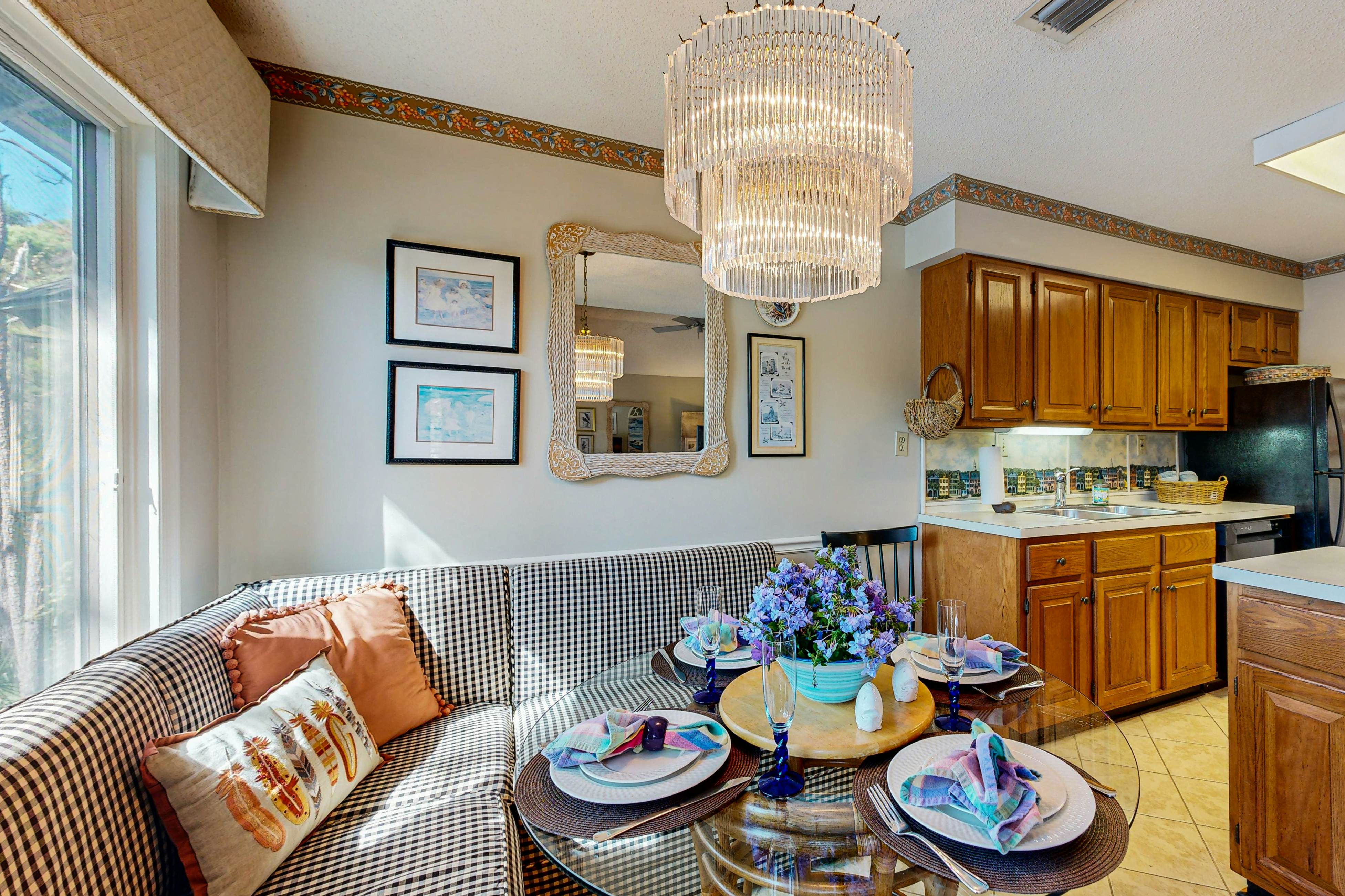 Lagoon views, close to beach, golf, tennis and 30 minutes from Charleston