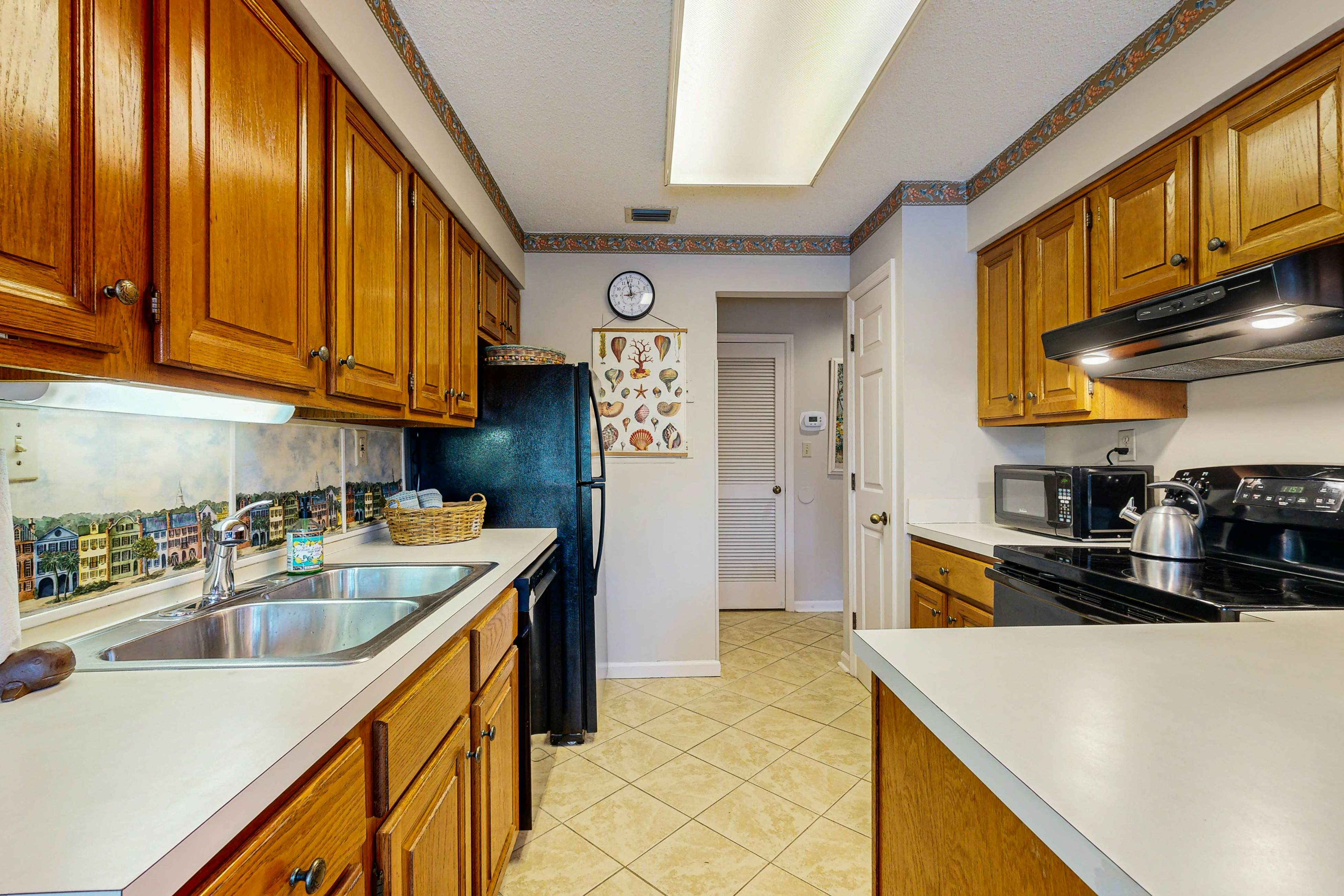 Lagoon views, close to beach, golf, tennis and 30 minutes from Charleston