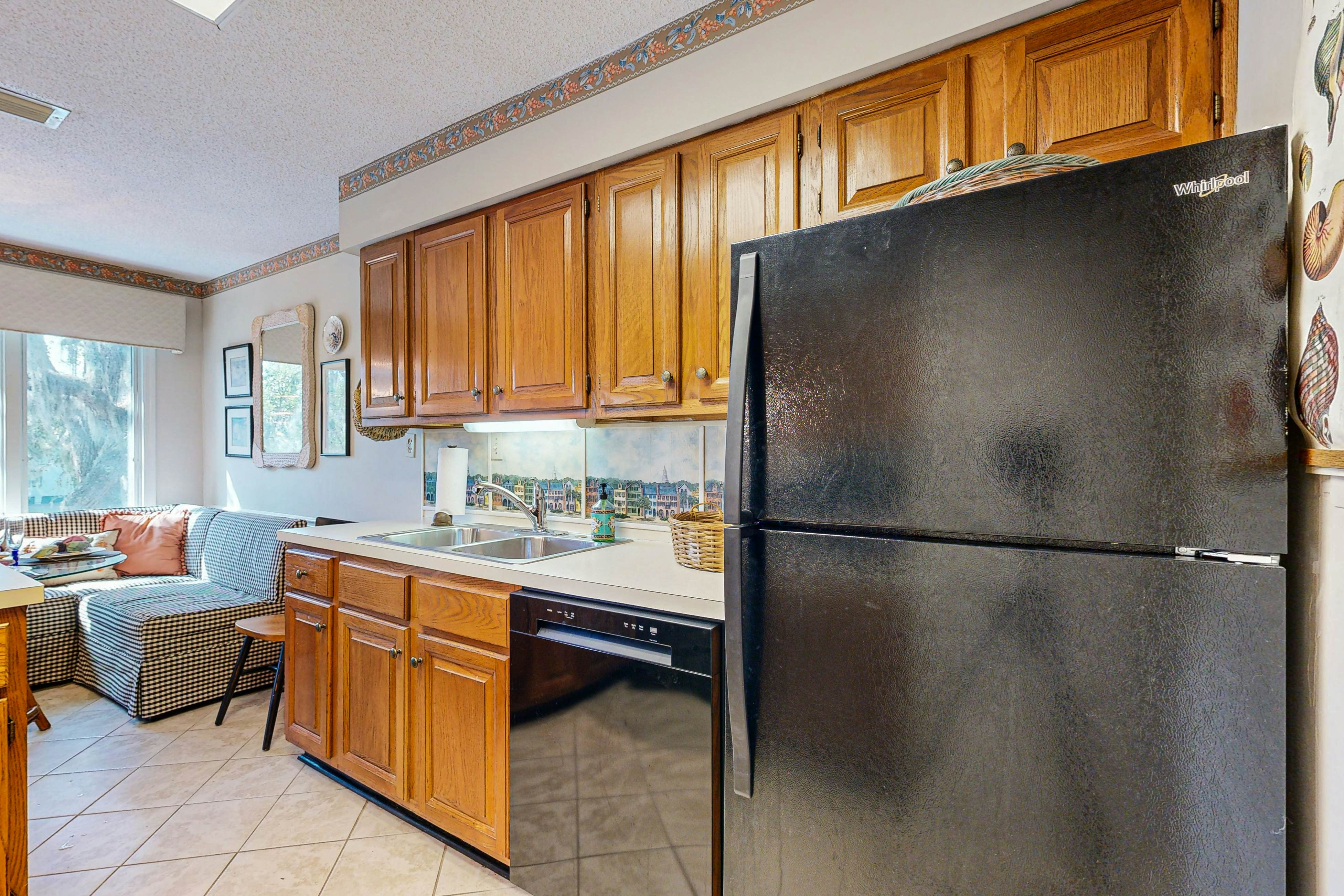 Lagoon views, close to beach, golf, tennis and 30 minutes from Charleston