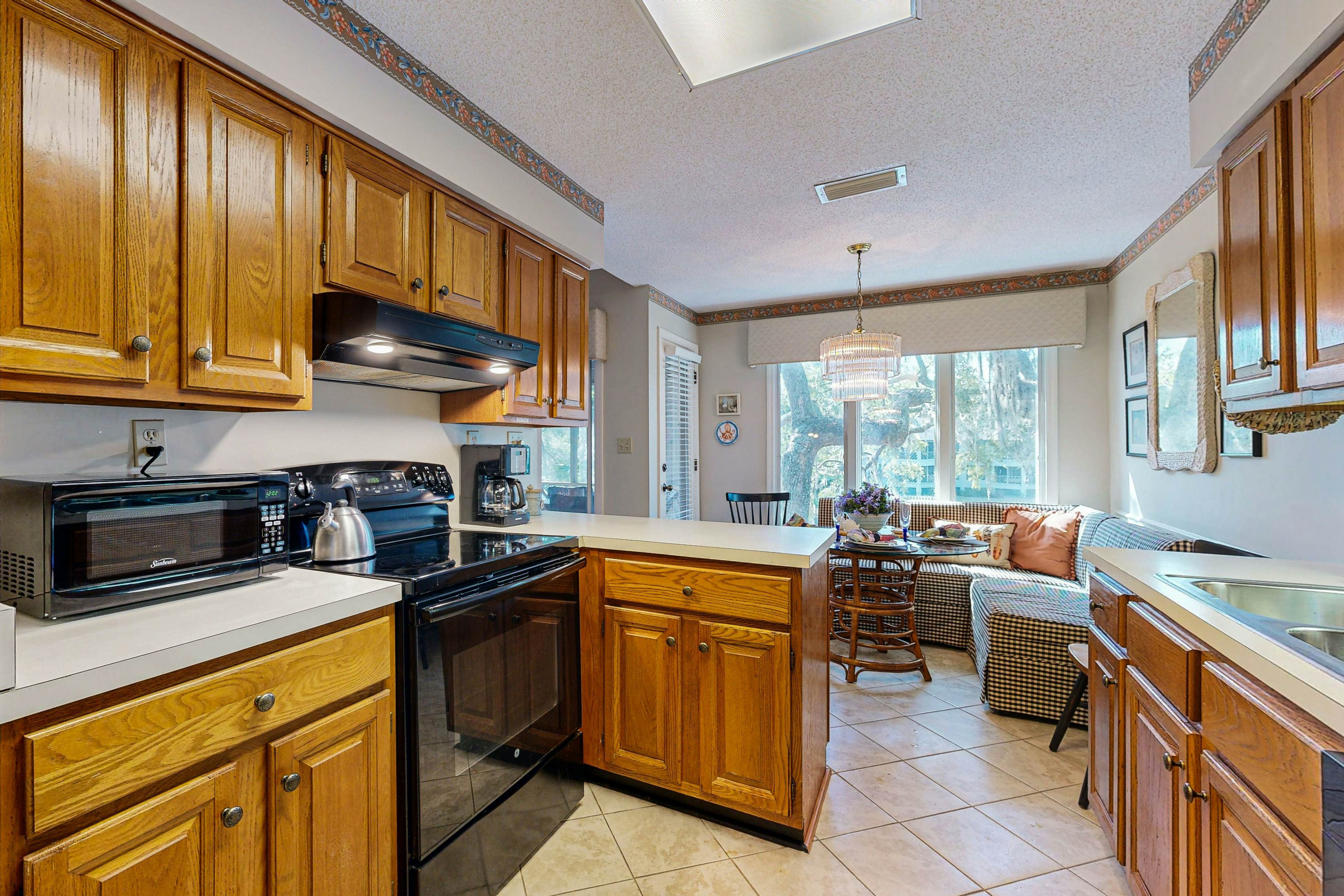 Lagoon views, close to beach, golf, tennis and 30 minutes from Charleston