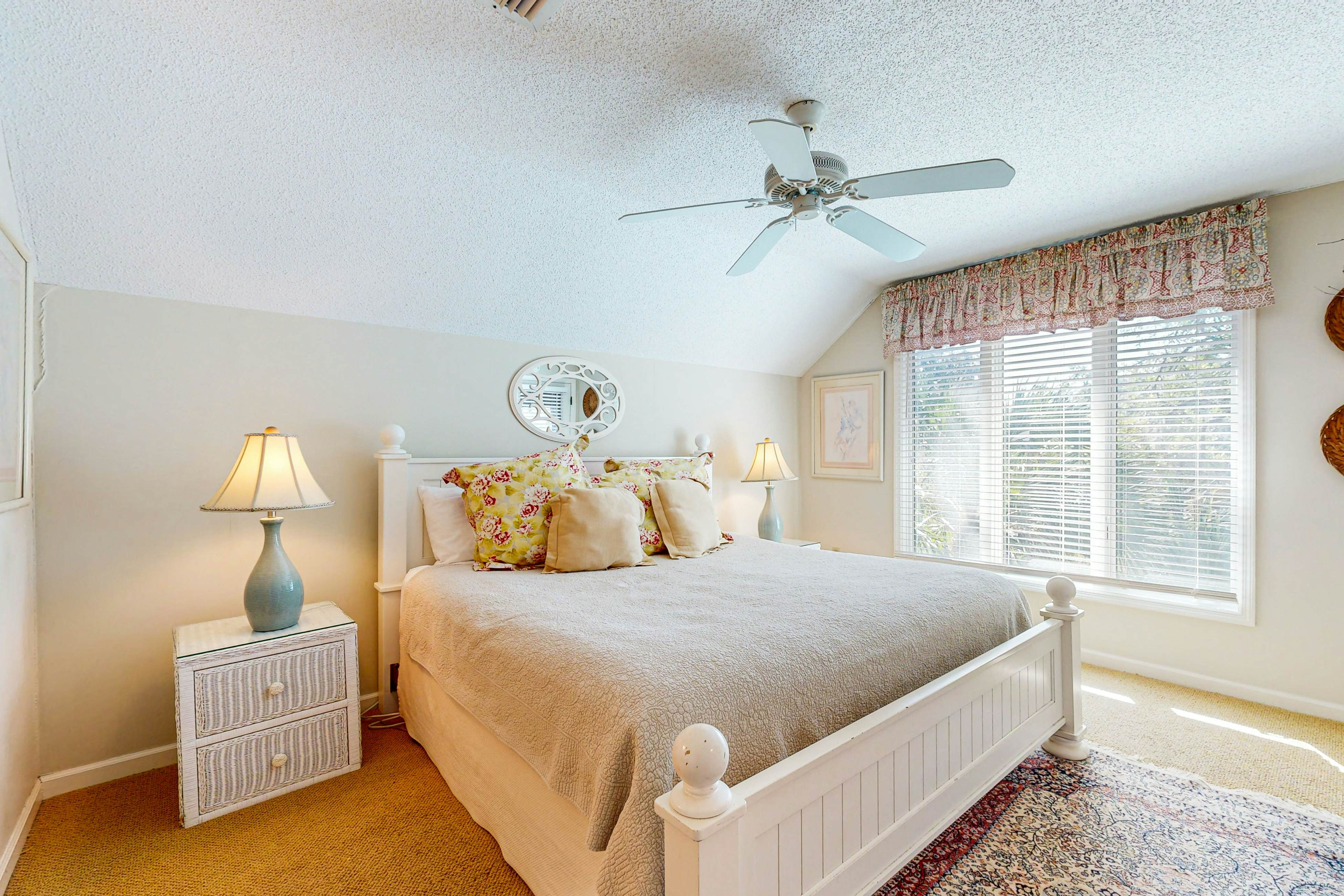 Lagoon views, close to beach, golf, tennis and 30 minutes from Charleston